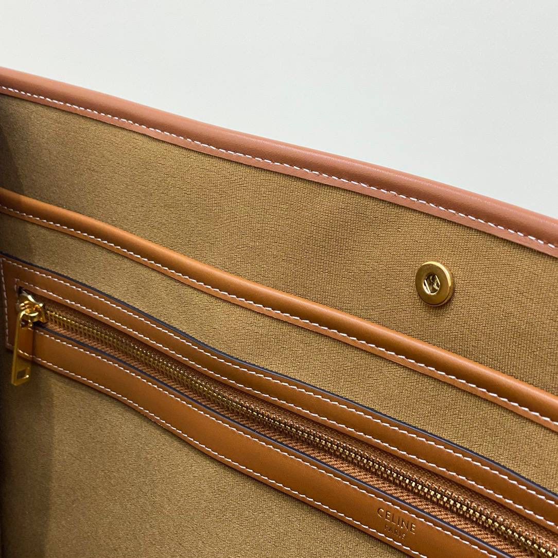 🔥大货实拍图 𝗖𝗘𝗟𝗜𝗡𝗘 ♥ 𝗖𝗔𝗕𝗔𝗦 𝗧𝗢𝗧𝗘大号 型号：197912 大号尺寸：43*30*10cm 小号尺寸：35*22*7cm 𝘾𝙀𝙇𝙄𝙉𝙀 𝟐𝟎𝟐𝟐秋冬新款～老花帆布cabas真的是大号包中的战斗机！耐刮擦，轻便，容量大，装电脑不在话下！更加感人的是袋口有暗扣，安全感满满，日常出门使用都很合适，职场女性和宝妈就更加不能错过啦！