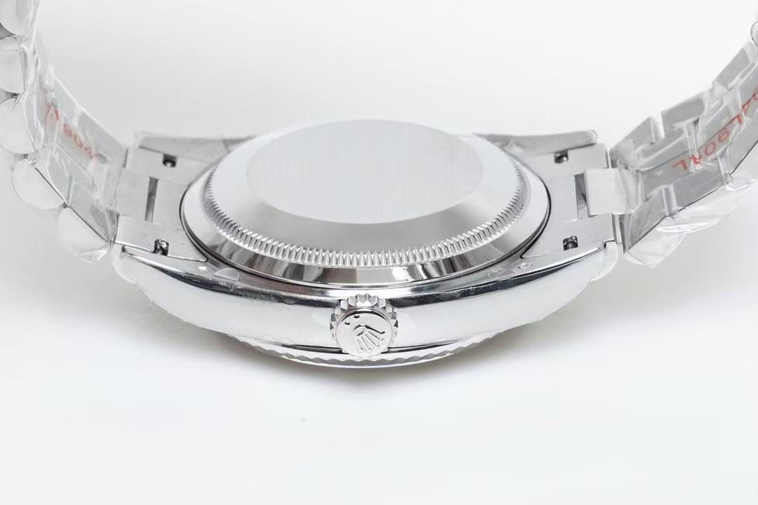 劳力士 ROLEX 日志系列36mm 🎮EA1 星期日志型36系列 1⃣️搭配2836机芯，品质稳定可靠； 2⃣️与原装一致厚度11mm：表径36mm；【修正市场其它版本不足，市场其它版本尺寸厚度不对，一眼假】 3⃣️表盘设有18ct金，镶钻石，6及9点钟位置镶方形钻石；🎮 4⃣️ 一体成型中层表壳，旋入式底盖及上链表冠； 5⃣️顶级做工，每条表带与表耳完美契合，给予手腕最高的舒适度； 每个极致的细节都是工厂匠心开发的诚意！！