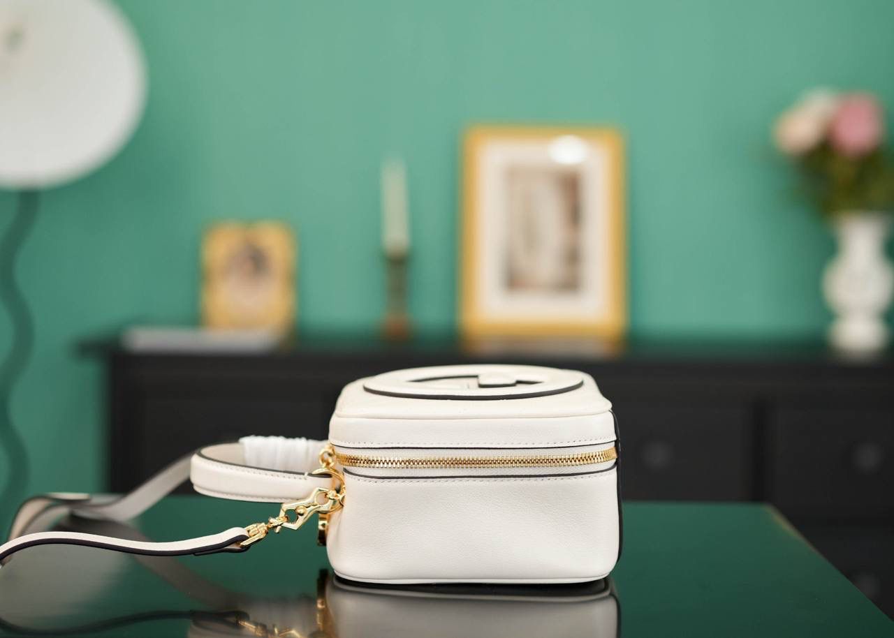 🥯Gucci Blondie系列手提包 白色17cm 正品售价¥17.000 独家原厂皮发售 限量级别 可爱的方正形小包 ，超级适合夏日穿搭 包身非常轻便，小身材大容量 配有长肩带，可以手提可以肩背 官方款号 744434 尺寸：17x15x9cm