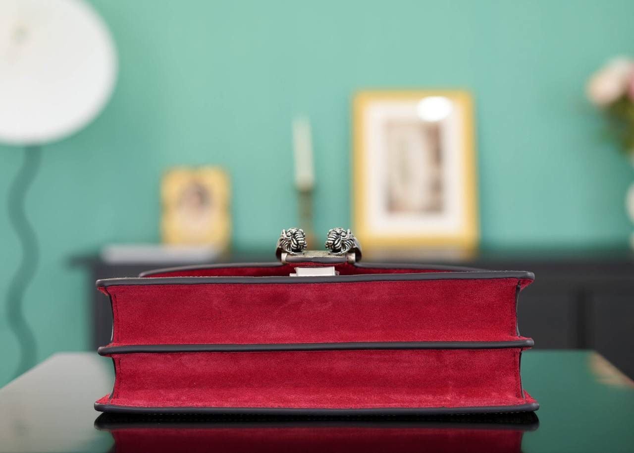 🥯GG Dionysus系列小号手袋酒神 老花红 28cm GG家入门级小包推荐，酒神里面的经典基础款 经典酒神扣搭配原厂小牛皮 出镜率非常高 简直是穿搭利器 官方款号 476432 尺寸迷你：16.5x10x4cm 尺寸小号：28x17x9cm