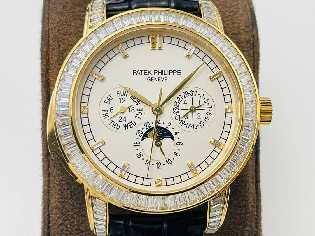 【2022诚意推荐】百达翡丽超级复杂功能系列5073P_010腕表。用心之作，细节方面： 1⃣️突破多层技术瓶颈，机芯型号为CH 29-535 升级版，质量稳定！ 2⃣️尺寸42毫米，与专柜一致。 3⃣️表圈和表耳镶103颗长形钻石。 4⃣️表带搭配意大利头层小牛皮，表扣上镶钻石更显示这块腕表的豪华气质。适合各种商务场合，简敛精致不失优雅！