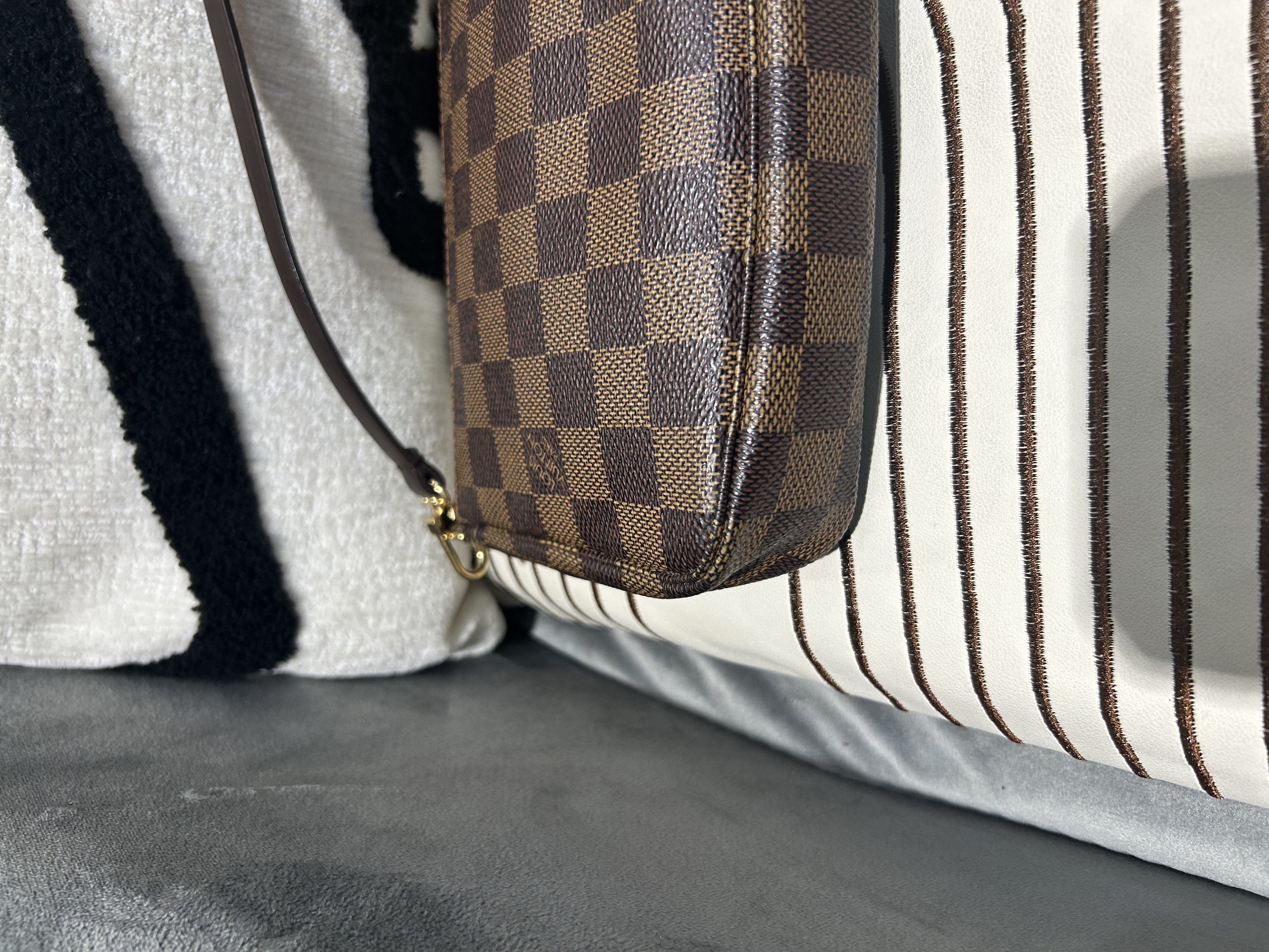 LV Pochette Damier Hobo Bag 100%Authentic, 98%New
