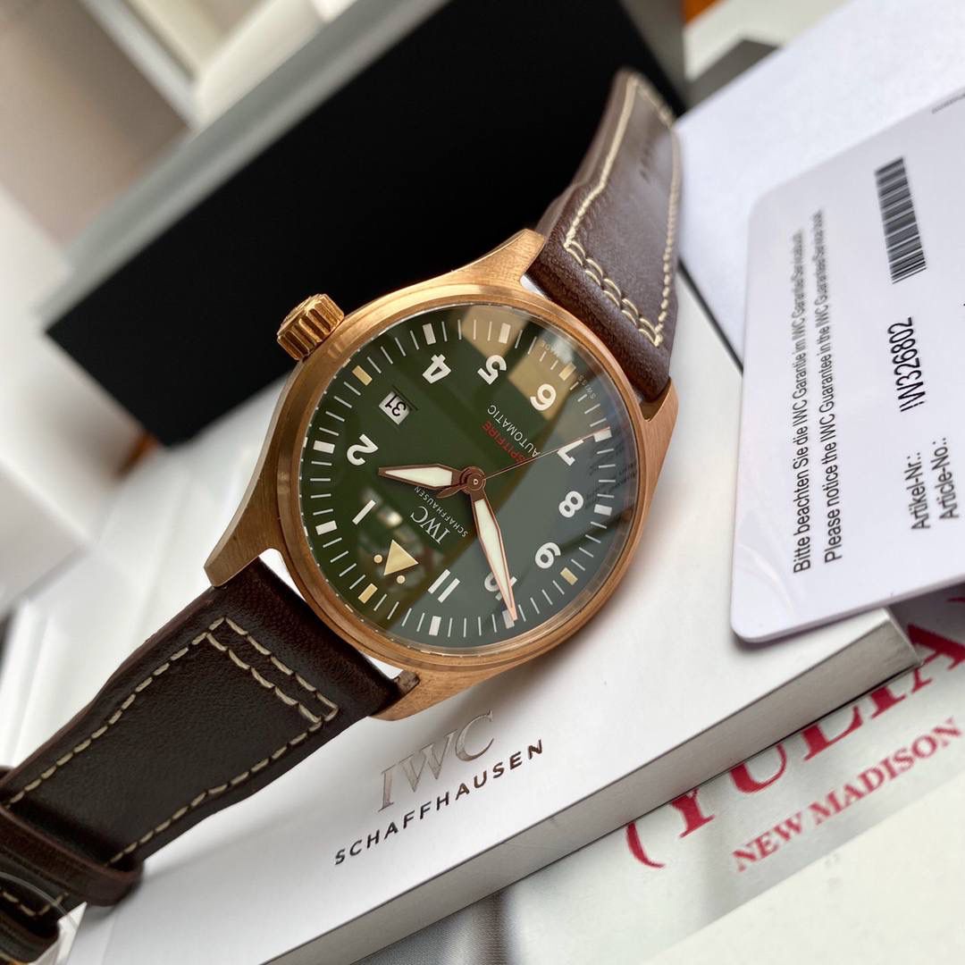 硬货首发，青铜新款，市场独家！IW326802，万国飞行员马克十八传承腕表，采用原装瑞士sw300机芯，40mm表径，全数字刻度超强夜光，双面防反光凸状蓝宝石玻璃表镜。独家渠道进口意大利SANTONI牛皮，一条牛皮成本相当于市场一般牛皮的几倍，在很多细节的把控上都已达到行业顶级，且多项可为标杆，整表细节一丝不苟。 原装价格3W余，一般人均可轻松驾驭，此款万国飞行员腕表视为万国经典款型，任何场景着装均适合佩戴，可谓百搭神器。全套包装出货