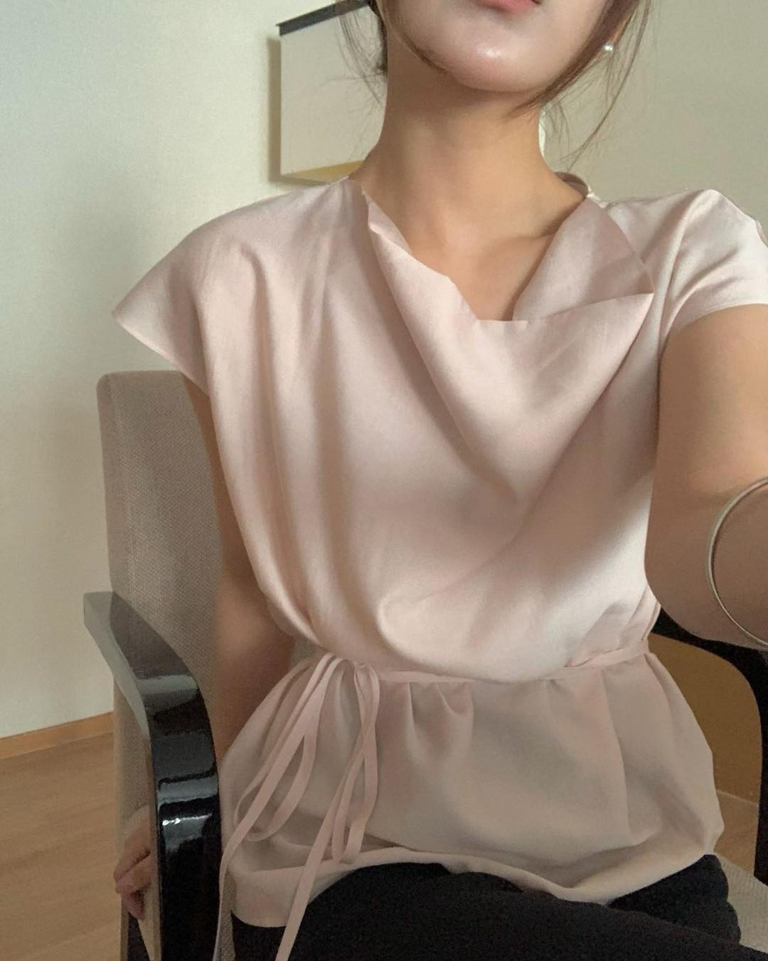 蕩領微皺色丁束帶上衣