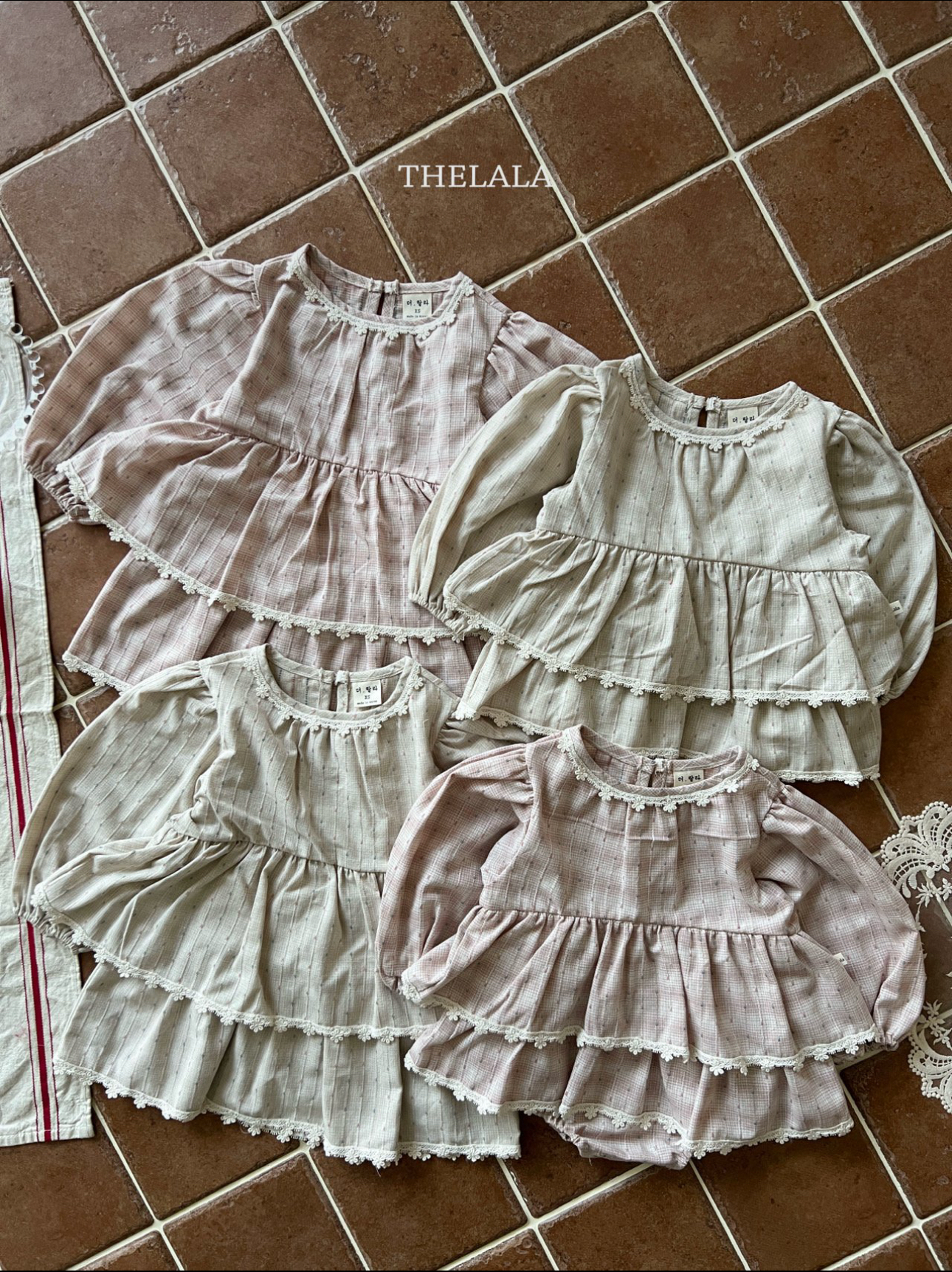 🌸預訂 韓國直送🌸🇰🇷THELALA兩色蕾絲花邊層疊荷葉邊格紋長袖連身裙