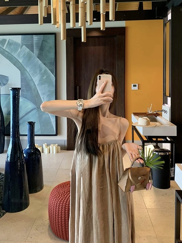 大码法式温柔风气质吊带连衣裙女度假风褶皱宽松长裙