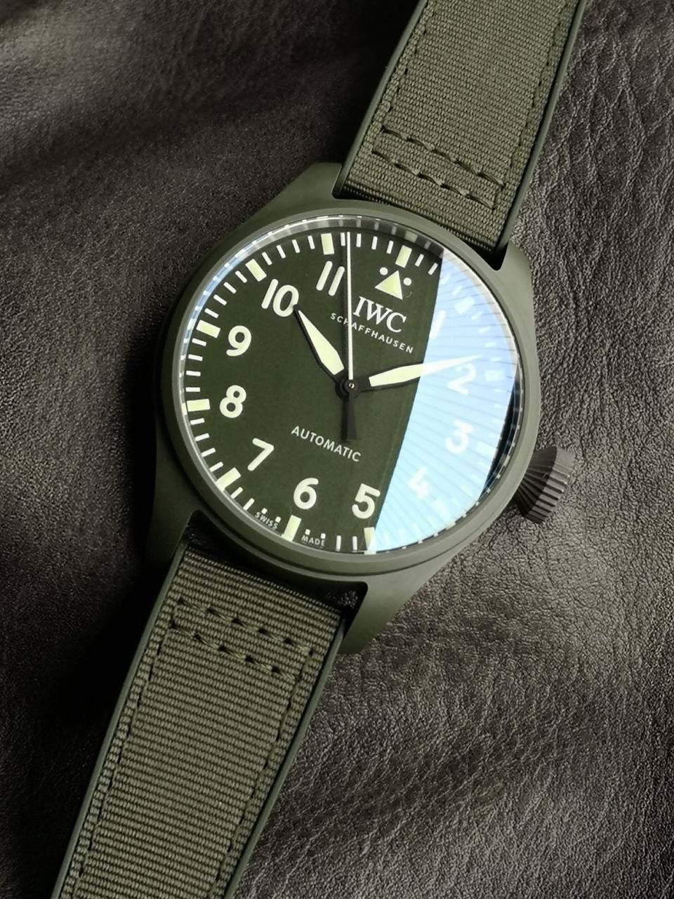 IWC 万国 IW3298-02 「森林绿」——全新材质打造，重磅登场 这款万国在巴塞尔表展只展出20枚，就被表友抢光，至今全球仍延迟上市。 我们通过巴西表友，在表展溢价30%才入手一枚，以此开版研发。 经过多次调试，联合日本粉料厂商，做出和正品一致的森林绿气化氧化锆陶瓷表壳，高温烧制后颜色均匀、韧性好、耐摔。 同时顶级字面厂同步制作表盘与指针：表盘森林绿配色，白色数字带细微绿丝，指针颜色与夜光效果均和正品一致。