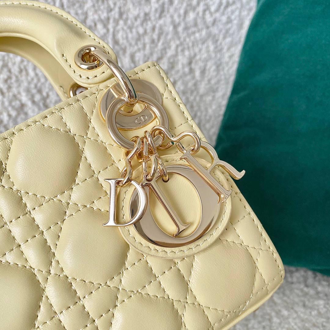 𝗗𝗜𝗢𝗥 𝗺𝗶𝗰𝗿𝗼 𝗹𝗮𝗱𝘆 𝗯𝗮𝗴小鸡黄🐥 火爆全网的最新超mini系列 天阿噜！小小只，简直太太太太可爱了！ 精致到巴掌大小，无敌治愈我这颗少女的心啊！！ size：12×10×5cm