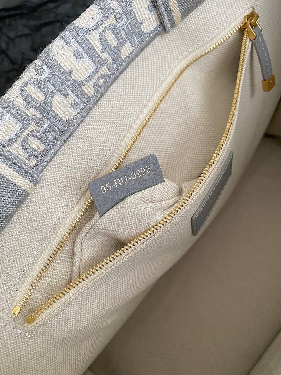 🈶老花灰，中号 𝗗𝗜𝗢𝗥 𝗯𝗼𝗼𝗸 𝘁𝗼𝘁𝗲24早春新款 不得不说，D家确实好会玩啊🤩 可以背的托特来了！简直不要太棒 在最最最经典的托特上又衍生爆款了🤍 越来越多人爱背大包真正的无性别之分 不管手拎斜挎，通勤健身出差毫无压力 整体有型不会塌，恨不得天天背 大包爱好者可以闭眼收了！！😍 36×16×27cm