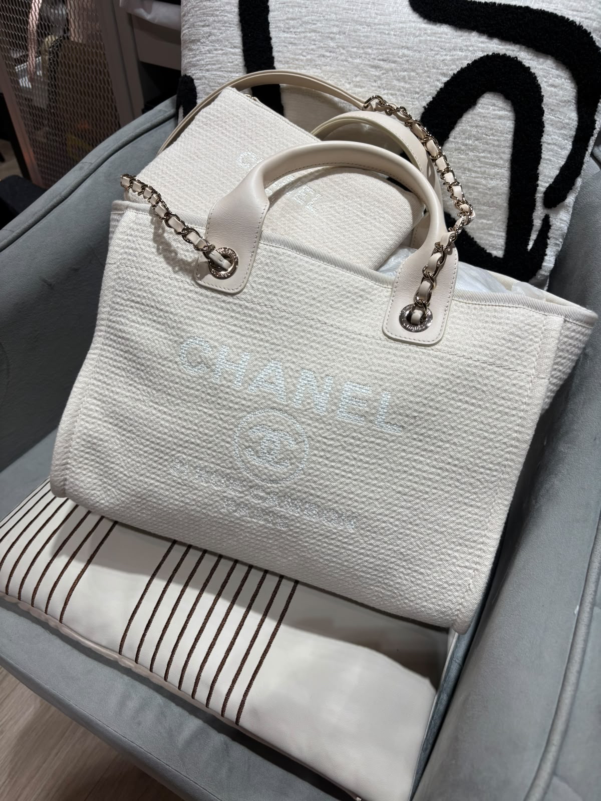 CHANEL Deauville Medium tote bag  100%Authentic,98%new ✅chip✅pouch  ✅dust bag 