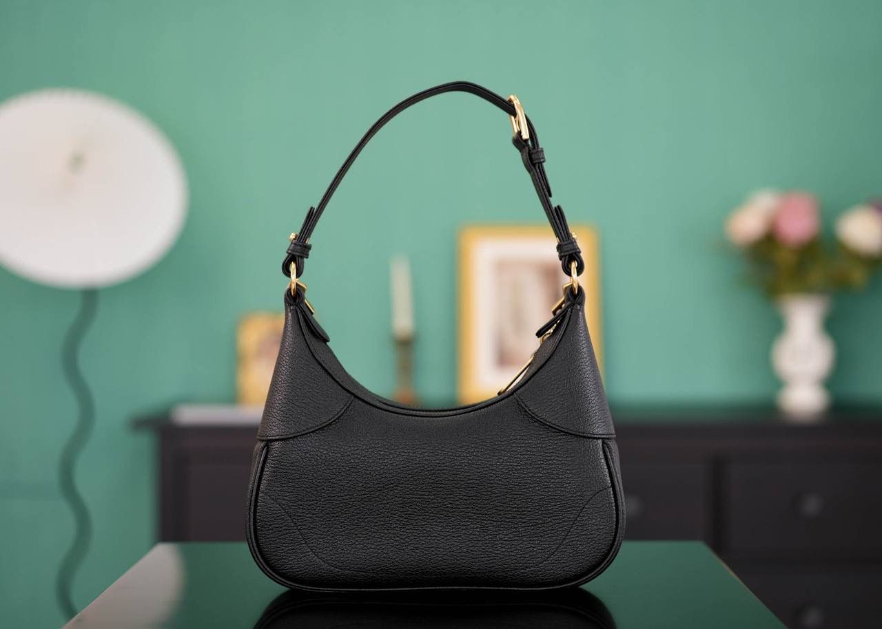 🥯Aphrodite系列小号新月造型肩背包 克色25cm 正品售价,500 复古又高级的新月造型，近期热搜新品 版型超正，实物真的超级美 山羊皮柔软但却耐造 三根肩带，实现多种背法~ 官方款号 731817 尺寸：25x 19x7cm