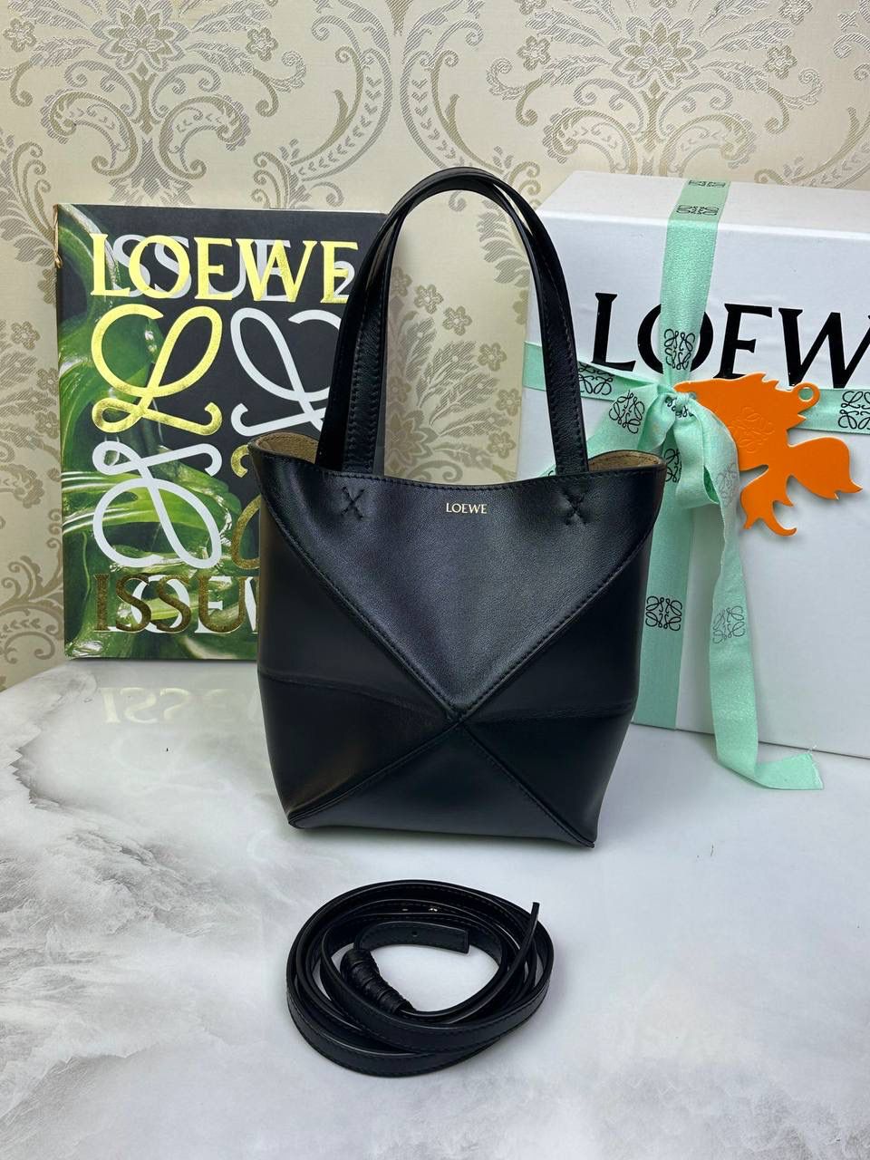 *𝐏𝐮𝐳𝐳𝐥𝐞 𝐅𝐨𝐥𝐝折叠手袋👜* ——全新【𝗡𝗘𝗪】升级‼️ 延续经典𝙋𝙪𝙯𝙯𝙡𝙚的标志性几何裁剪设计，新晋顶流🅰️𝙋𝙪𝙯𝙯𝙡𝙚 𝙁𝙤𝙡𝙚 𝙏𝙤𝙩𝙚以折纸包为灵感，升级成🉑完全折叠‼️的结构，立体与平面任意切换，出差旅行🧳必备单品。小牛皮材质轻且柔软，𝐌𝐢𝐧𝐢尺寸搭配一条可拆卸式肩带，手提，肩背，斜挎多样化背法✨ 尺寸：𝟏𝟔.𝟓-𝟗.𝟓-𝟐𝟎cm 款号：052322