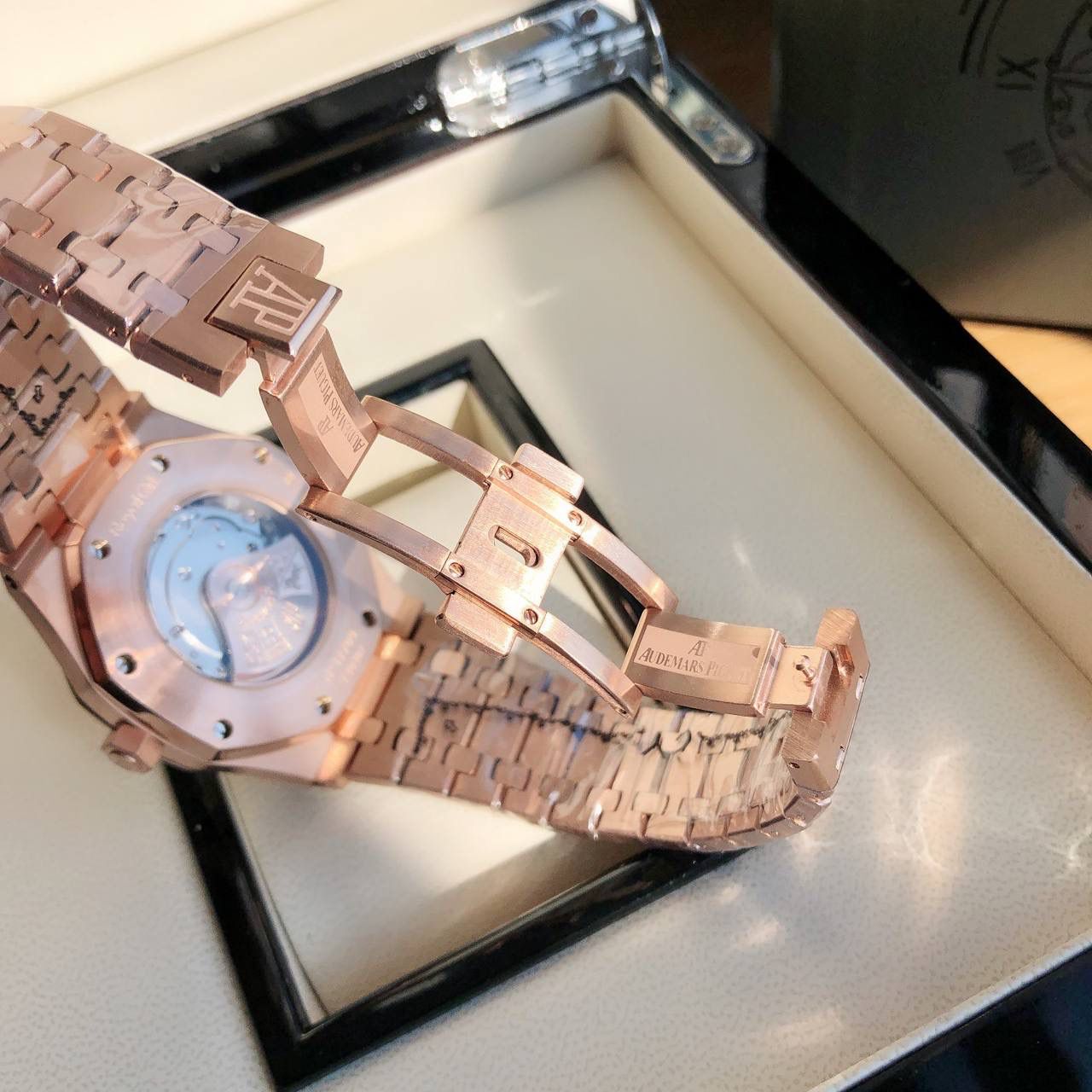 爱彼皇家橡树 型号152070R.00.12400R.01——震撼上线：剔除机芯甲板多余部分，使之变得更加镂空——成就钢表巅峰—— 实力演绎 卫冕“钢”王！ 【6大精妙之处】 1.正品拆解开模，尺寸为41X10.4毫米与正品一致！ 2.完美还原正品表壳的每一处细节，尽显正品“棱角分明 坚毅果敢”的阳刚气质。 3.钢带的做工无可挑剔，比市面上任何钢带表做工均要更上一层楼，钢带头粒和表头衔接的“缓冲带”的松紧程度与正品一模一样。 4.字面采用VS1.2 天然真钻 权威国检机构出具GTC真钻证书 5.自动陀的与原装致敬，是市面唯一做到颜色于原装一致的版本（市面一般版本均偏红）其上的ap族徽雕刻独一无二。6.打破夹板概念，采用进口机芯改爱彼CAL.4302一体机！更稳定，更优秀，更真实。 7.表盘的“饼干纹理”立体饱满，精神抖擞！绝非普通小厂一般失魂落魄。 体验精妙 感受不同！ 必属精品！