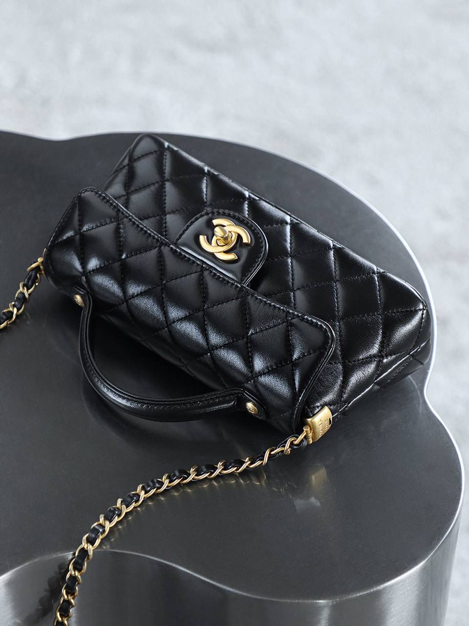 25P橫款 Kelly迷你鑒定版 👜 一包一碼 支持全球鑒定查驗身份證原廠專G GR原廠皮料過關清單資料可査詢 25P橫版MINI凱莉宛如一顆冉冉升起的新星，以其獨特的魅力，迅速捕獲了無數時尚達人的心。經典的黑金配色，是時尚界永恒的寵兒！ 五金：全銅復古金 皮料：GR原廠亮羊皮 尺寸：11.5*22*6cm