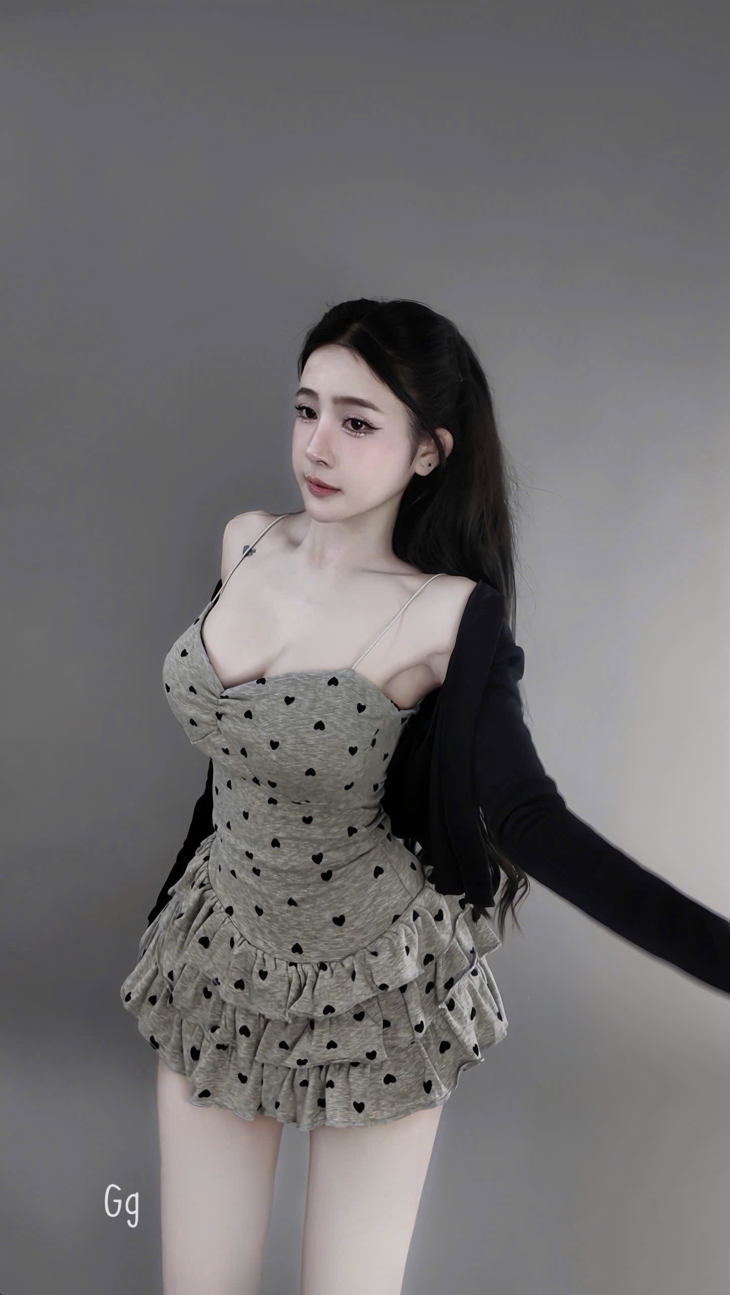 心型印花荷葉邊吊帶洋裝搭配長袖開襟衫