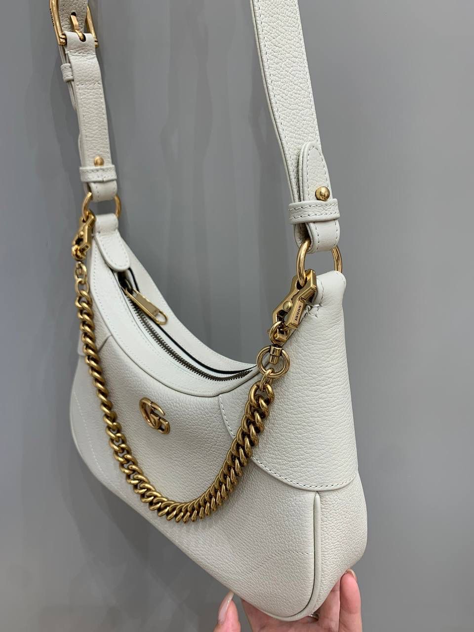 新背景实拍正品级 。（白色） 这只给我冲！！太多人要我出了，磨了很久终于出来了，这个皮质谁没买谁后悔，超级无敌软，软绵绵的，但是却很有形，一个包多达三种背法，百变时尚风格，不同背法可以变换不同风格，甜妹辣妹淑女风格都可以驾驭！金属质感很朋克，搭上原厂皮超好质感，这个包必须冲！！🔥🔥 型号731817 尺寸25/19/7cm