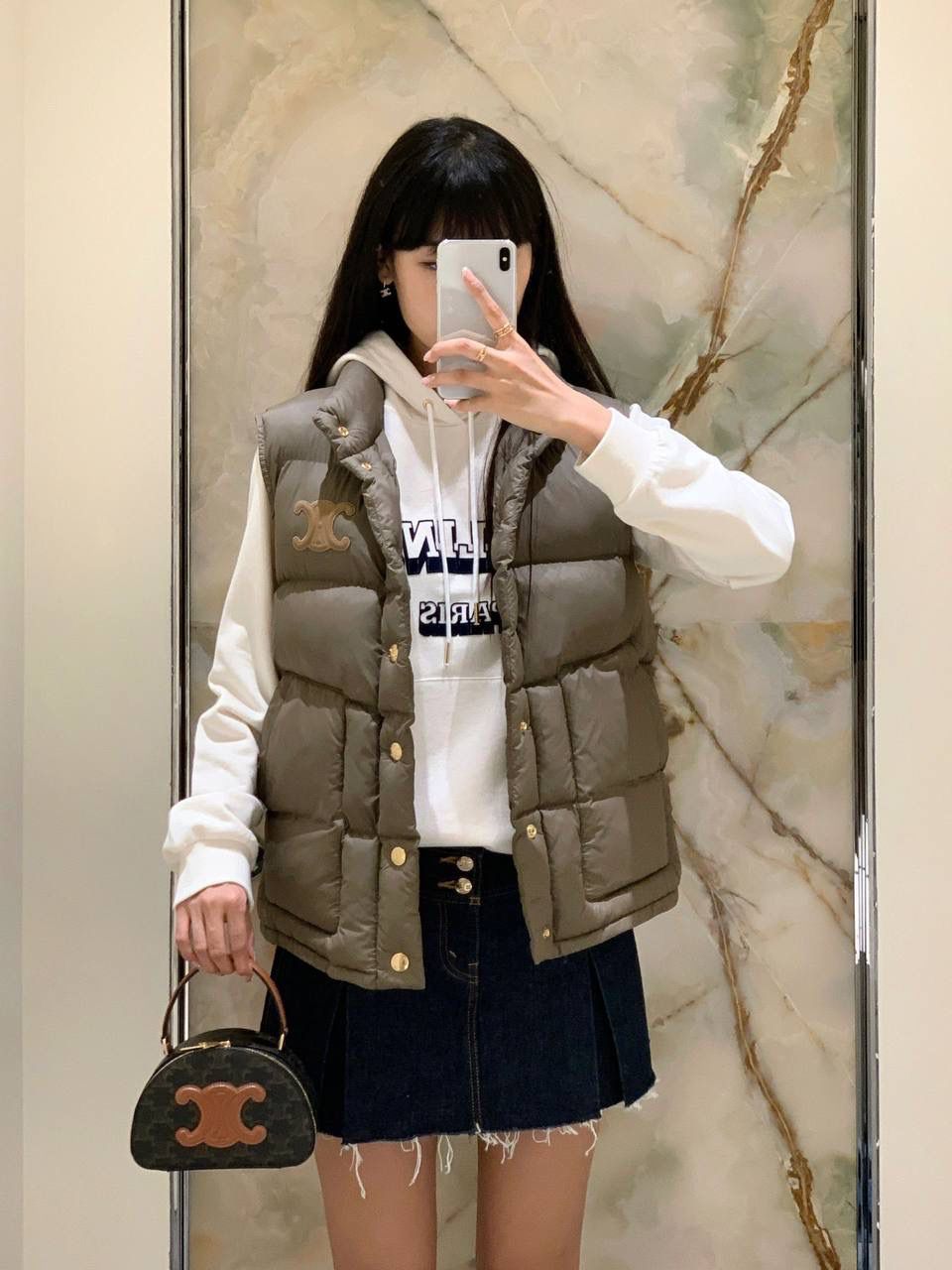 🔥大货实拍图 𝗖𝗘𝗟𝗜𝗡𝗘 ♥️ 𝗧𝗥𝗜𝗢𝗠𝗣𝗛𝗘浮雕半月包 型号：10K642 尺寸：18*12.5*6cm 𝑪𝒆𝒍𝒊𝒏𝒆𝟐𝟑𝑭𝑾最新爆款老花半月包🌙手提盒子，复古与现代的完美融合～每一个细节都尽显精致，从小巧迷你的包身到老花凯旋门的经典面料，都散发出无法抗拒的魅力🤎