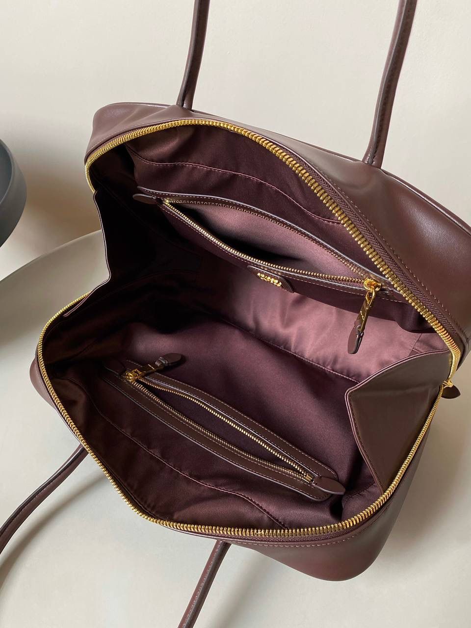 🈶石南木色， 𝗠𝗶𝘂𝗠𝗶𝘂24秋冬公文包 今年这只巧克力色 给调色师跪下了！ 一整个浓浓的秋冬氛围感，已经开始期待秋天了 不管是皮质还是色泽都超有质感 根本爱到不行啊 近两年miu水涨船高，爆款制造机 出什么火什么，杀疯了已经，都去冲 23×34×10cm，#F0020m