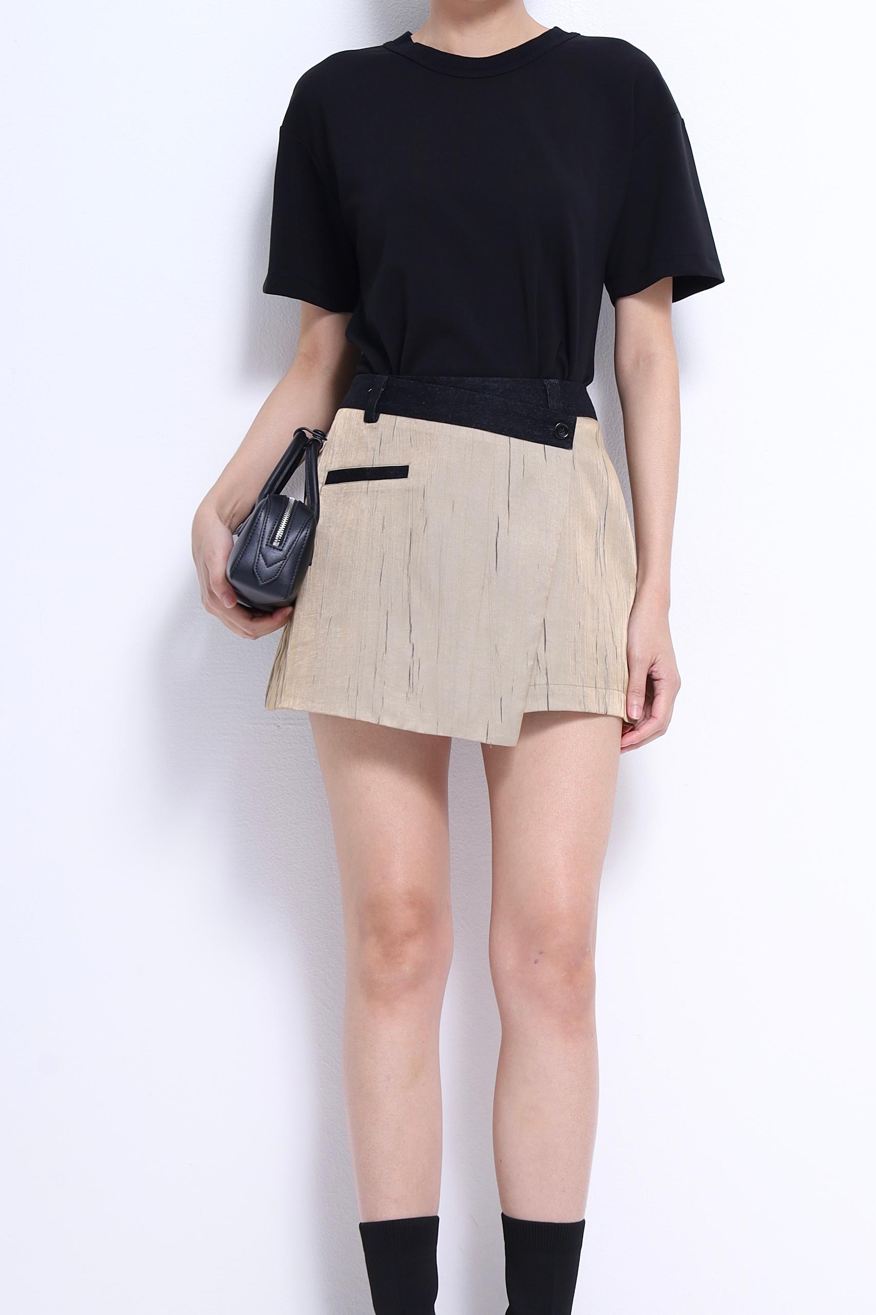 舒适百搭上衣 背部有彩带设计 2636