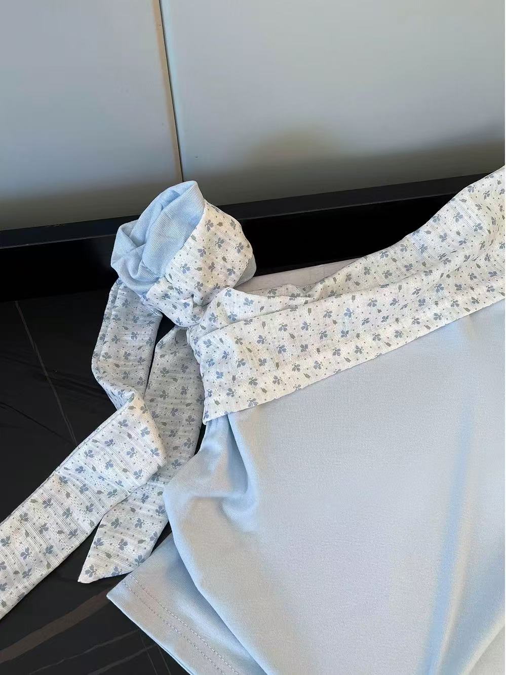 TP377蔚蓝碎花斜肩上衣