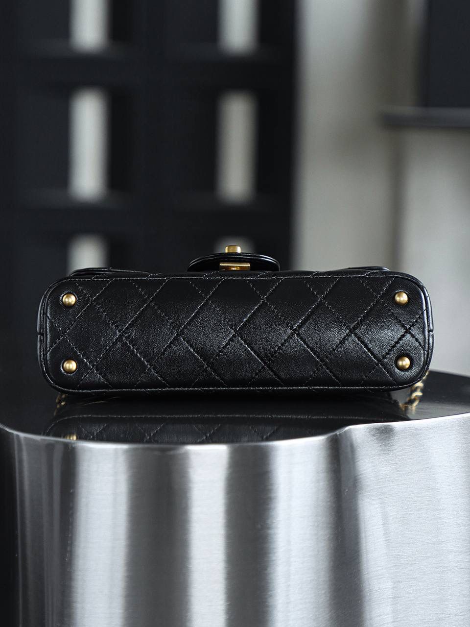 25P橫款 Kelly迷你鑒定版 👜 一包一碼 支持全球鑒定查驗身份證原廠專G GR原廠皮料過關清單資料可査詢 25P橫版MINI凱莉宛如一顆冉冉升起的新星，以其獨特的魅力，迅速捕獲了無數時尚達人的心。經典的黑金配色，是時尚界永恒的寵兒！ 五金：全銅復古金 皮料：GR原廠亮羊皮 尺寸：11.5*22*6cm