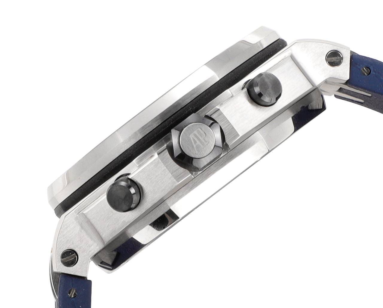 AP爱彼皇家橡树系列水果腕表 型号：26703 跑秒计时自动机械男表 搭载原版cal.3124机芯 直径：42mm 🔥🔥超强夜光 1.表壳材质选用的316L精钢，经过CNC一次成型锻造了42mm的表径，表壳在经过拉丝工艺多次打磨抛光后做到了无懈可击，包括螺钉也一致还原 2.表盘字面格纹错落有致，立体感很强。刻度线粗细程度以及长短均与正品保持一致。条钉时标内部填充超强夜光材料。两组小圆盘对称分布，就像两只小眼睛。盘面内有一圈一圈的放大环，细节处理很到位。 3.橡胶表带表面的磨砂质感很强.采用无味不沾灰尘的进口橡胶，只为提高佩戴的舒适感 4.前后玻璃都采用蓝宝石水晶镜面玻璃，镜面通透性也很强。这款腕表采用3124机芯，做到了外观和正品的极其相似，走时精准稳定！！！