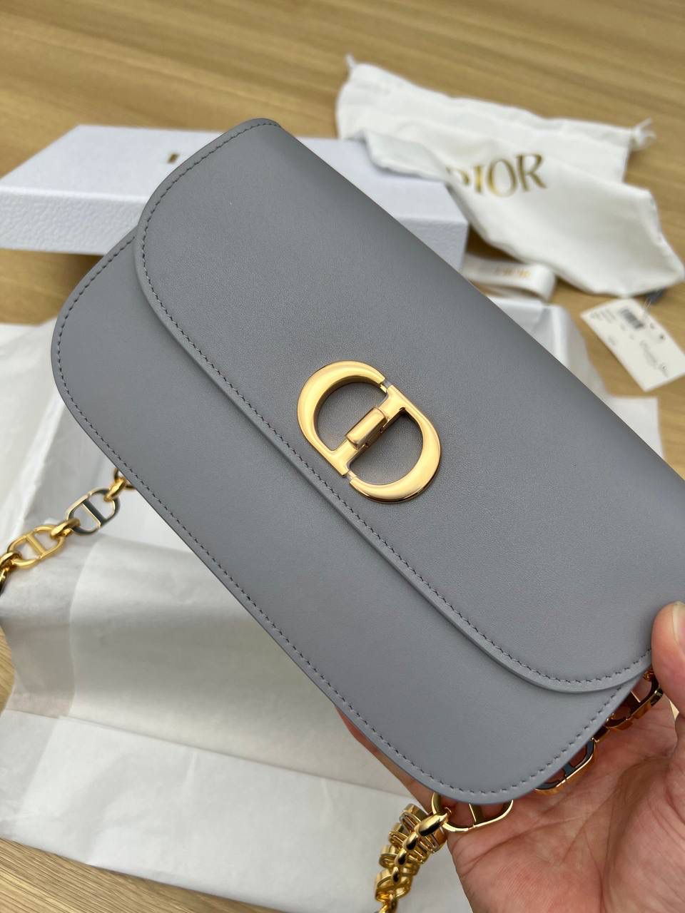 实拍实拍 💕30 MONTAIGNE AVENUE 手袋 梦幻灰色光面牛皮革 独家渠道货 独家蒙田腋下包白色珐琅扣 独家手机版实物实拍 这个实拍最接近实物颜色 尺寸：22.5 x 12.5 x 6.5 厘米