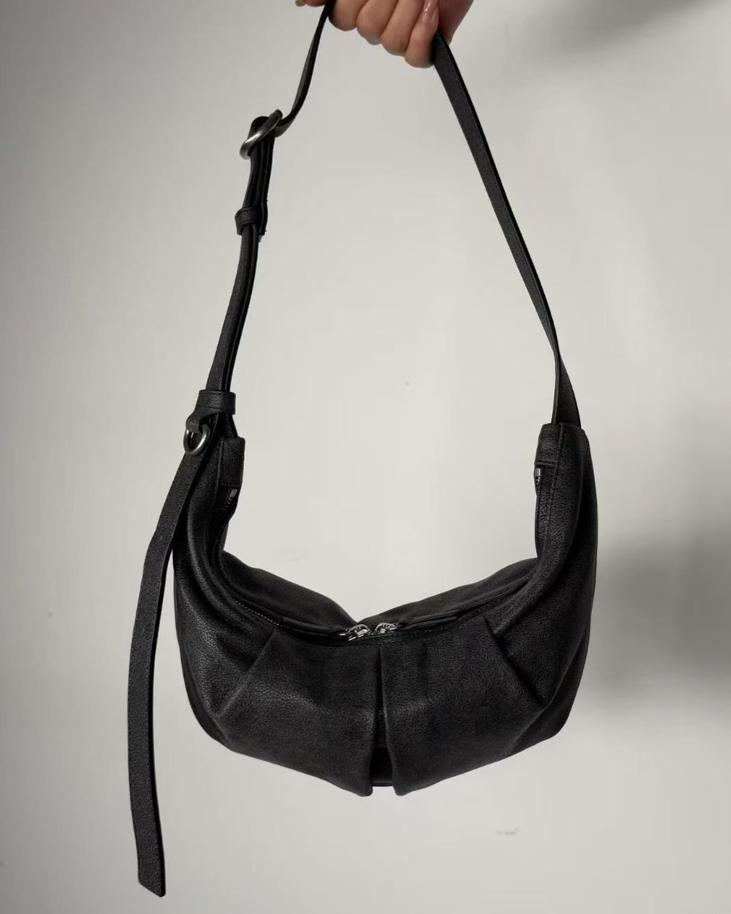 Bucks & Leather 正韓質感羊皮立體褶皺可調節牛角包