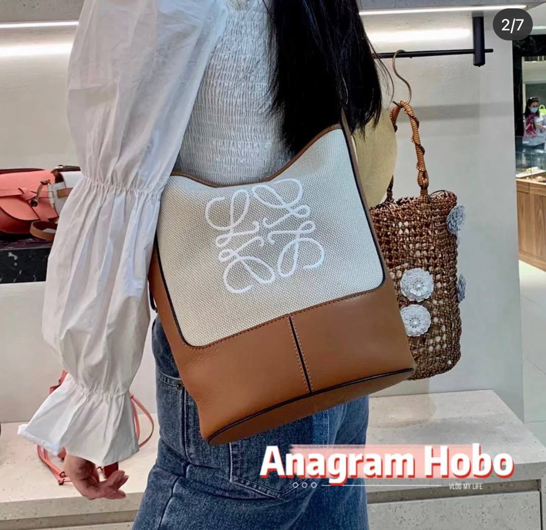 *𝘏𝘰𝘣𝘰 水桶通勤包 尺寸:32-26-13cm 编码:062108 【该尺寸没包装】 颜色:棕配米白（布配皮） Anagram标志性logo点缀，包身底部定型，自重超级轻，实用的桶形设计，巨能装哦！ 肩带可调节可斜挎and 侧背，追求潮流韩范儿的，甜酷风的迷弟迷妹们，走起，走起…😍😍