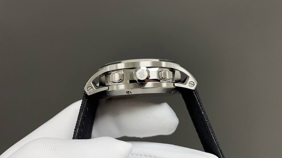 🚀皇家橡树26048离岸型41爱计时机械腕表💯 1.壳套按照原装开模多道工序顶级处理 2.一体字面立体工整的盘面“饼干纹理”和原装一模一样 3:316精钢表壳原装开模细节经过多道工序的打磨磨砂处理 4.7750机芯9字位小秒走时精准 5.表镜选用进口防眩水晶蓝宝石玻璃镜面 6.表带搭配进口意大利小牛皮以及帆布皮带，表扣实用原装针扣，尺寸41mm，爱彼入门级强烈推荐，精品打造