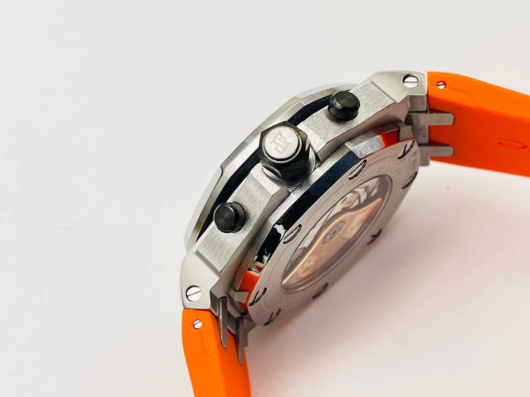 爱彼A P皇家橡树系列水果腕表！ 型号：26703 跑秒计时自动机械男表！搭载原版cal.3124机芯 直径：42MM！ 1⃣️表壳材质选用的904L精钢，经过CNC一次成型锻造了42MM的表径，表壳在经过拉丝工艺多次打磨抛光后做到了无懈可击，包括螺钉也一致还原！ 2⃣️表盘字面格纹错落有致，立体感很强。刻度线粗细程度以及长短均与正品保持一致。条钉时标内部填充超强夜光材料。两组小圆盘对称分布，就像两只小眼睛。盘面内有一圈一圈的放大环，细节处理很到位。 3⃣️橡胶表带表面的磨砂质感很强.采用无味不沾灰尘的进口橡胶，只为提高佩戴的舒适感！ 4⃣️前后玻璃都采用蓝宝石水晶镜面玻璃，镜面通透性也很强。这款腕表采用3124机芯，做到了外观和正品的极其相似，走时精准稳定！