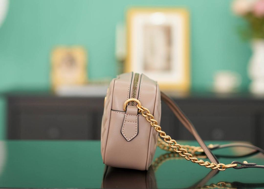 👜🔥Marmont系列绗缝迷你相机包 奶茶色 18cm （原厂皮 全铜五金） 正品售价¥12.000 独家原厂皮发售 限量级别 奶茶色超好看 经典百搭不挑人 自重很轻 链条搭配皮革的肩带不怕溜肩 毫不夸张说 绝对是日常用出场率最高的包 官方款号 448065 尺寸迷你：18x12x6cm 小号：24x13x7cm