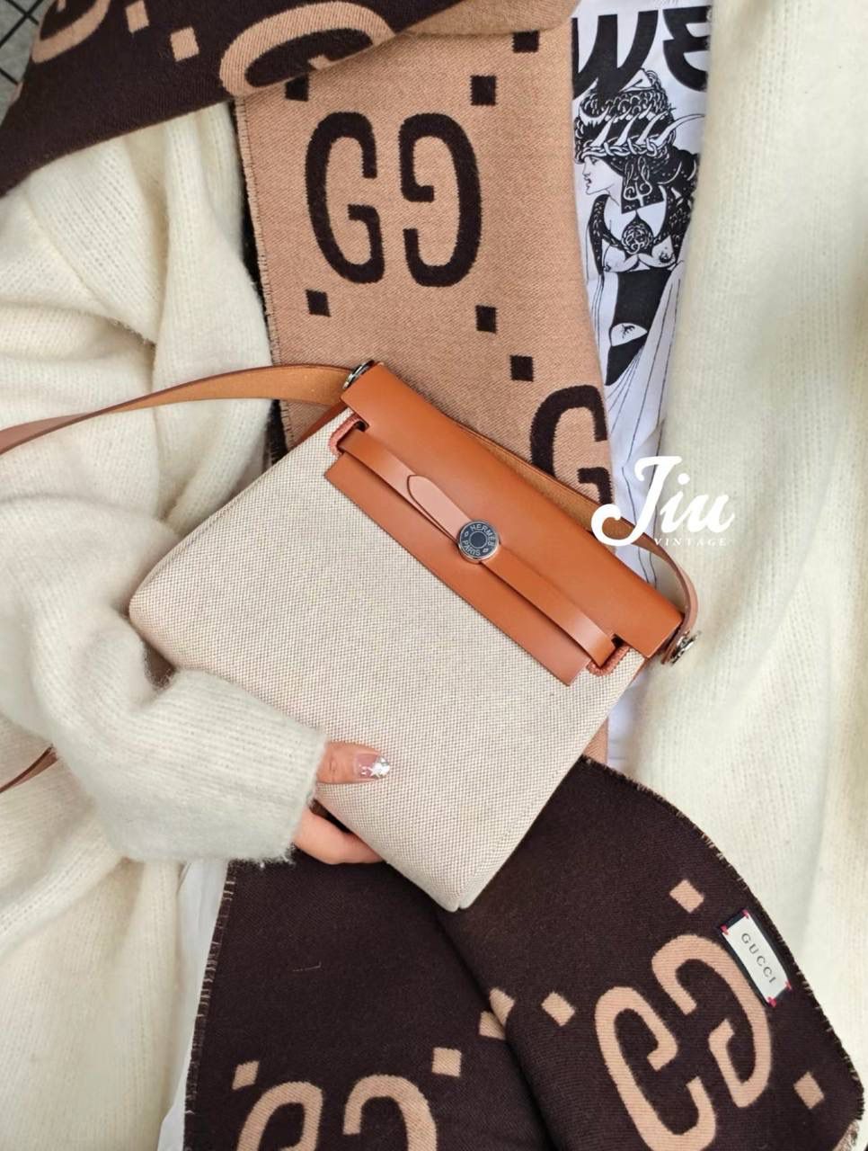 #Herbag20 新年第一支herbag必须要是mini啊‼ 2026新年第一支herbag必须要是mini啊‼ 简直太好看太实用了 百搭时髦黑银 感觉可以替代所有类似邮差包 肩带长度合适 精致可爱 容量也非常🉑 布料与皮革的完美结合 稳重又不失时尚！