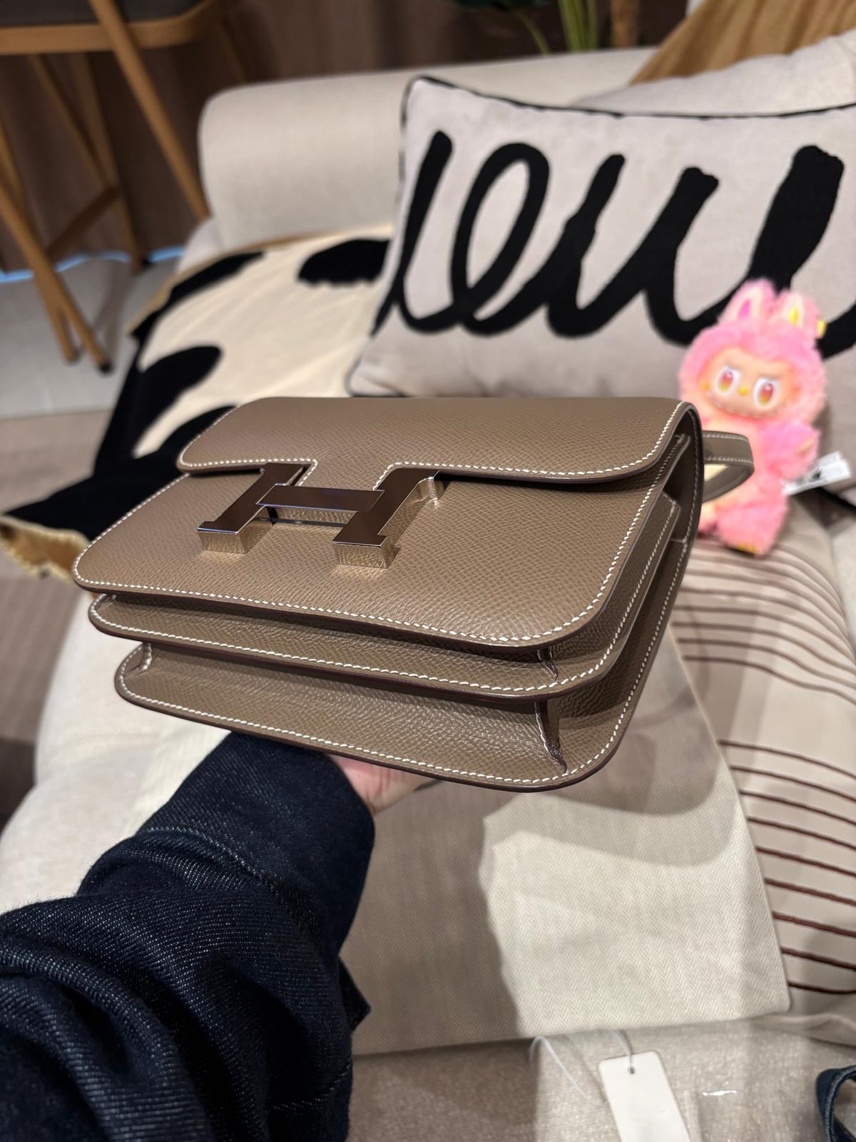 Hermes Constance mini 19 , Stamp Y 大象灰銀扣epsom 牛皮100%Authentic, 98%New ✅Dust bag ✅Box