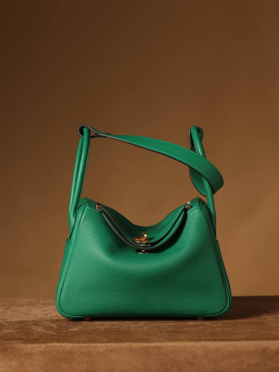 Hermes 爱马仕 Lindy 26cm 丝绒绿金扣👜✨ Lindy 独家渠道货 独家欧洲原厂皮原厂五金组装的ZP尾单货 尺寸：26*18*14 cm Lindy是采用原厂的正品TC皮，什么是TC皮？ 爱马仕专用的clemence,简称tc皮，是Hermes最受欢迎的皮革之一，颜色会比Togo少一些，但是纹路比Togo细腻，含油更高，更软，因此稍稍有些下垂感的特点。