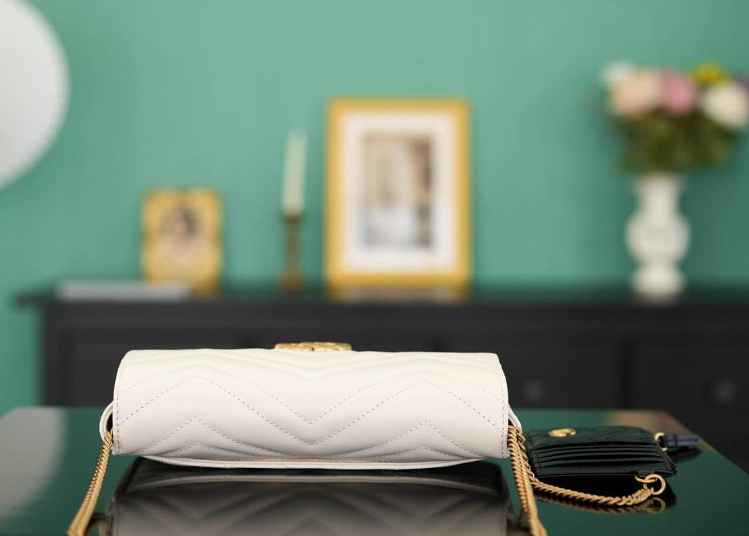 👜GG Marmont系列链条包（配卡包）白色21cm💕 （原厂皮 全铜五金） 正品售价,800 独家原厂皮发售 限量级别 GG马蒙系列又出新款了 原厂牛皮搭配经典的双G扣，复古做旧风格 纠结马蒙22和16.5的姐妹， 设计师真的是听到了大家的心声 新款21cm真的太实用了，大小合适且轻巧不厚重 官方款号 751526 尺寸小号：21x12x5cm 尺寸迷你：16.5x10x5cm