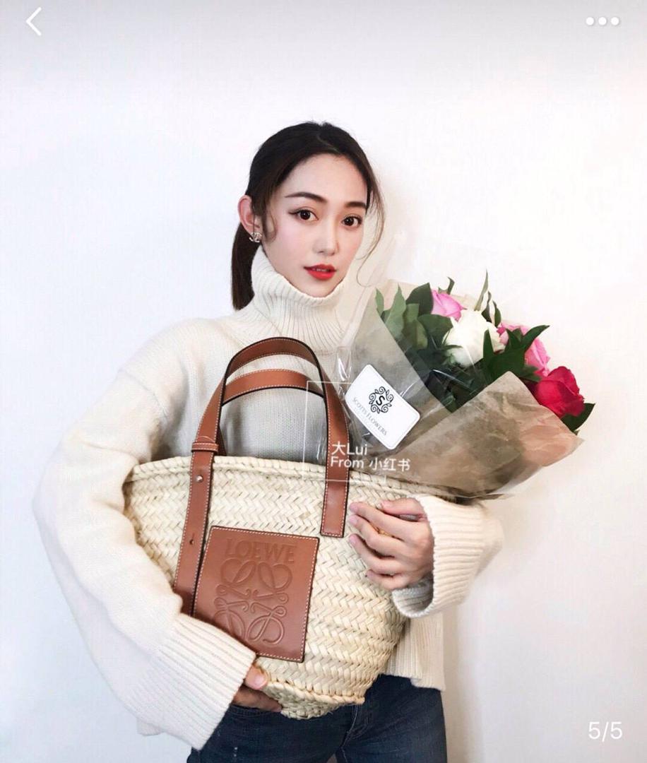 * 𝘉𝘢𝘴𝘬𝘦𝘵 爆款草编包。 🔥 到货啦🔥 中号尺寸:43-25-28cm 编码:18184658棕色 配卡片证书📄防尘袋礼品袋🎁 正宗马来西亚🇲🇾棕榈叶 ，一只火爆到疯狂的草编包，粗糙的编织与浓郁的loe风格皮印，非常时髦，第一眼看到就深深种草了，带着它美美的去度假⛱️ （注：大自然原材料➕纯手工编织，在色彩与尺寸上，颜色与大小不统一，完美主义者慎入！）