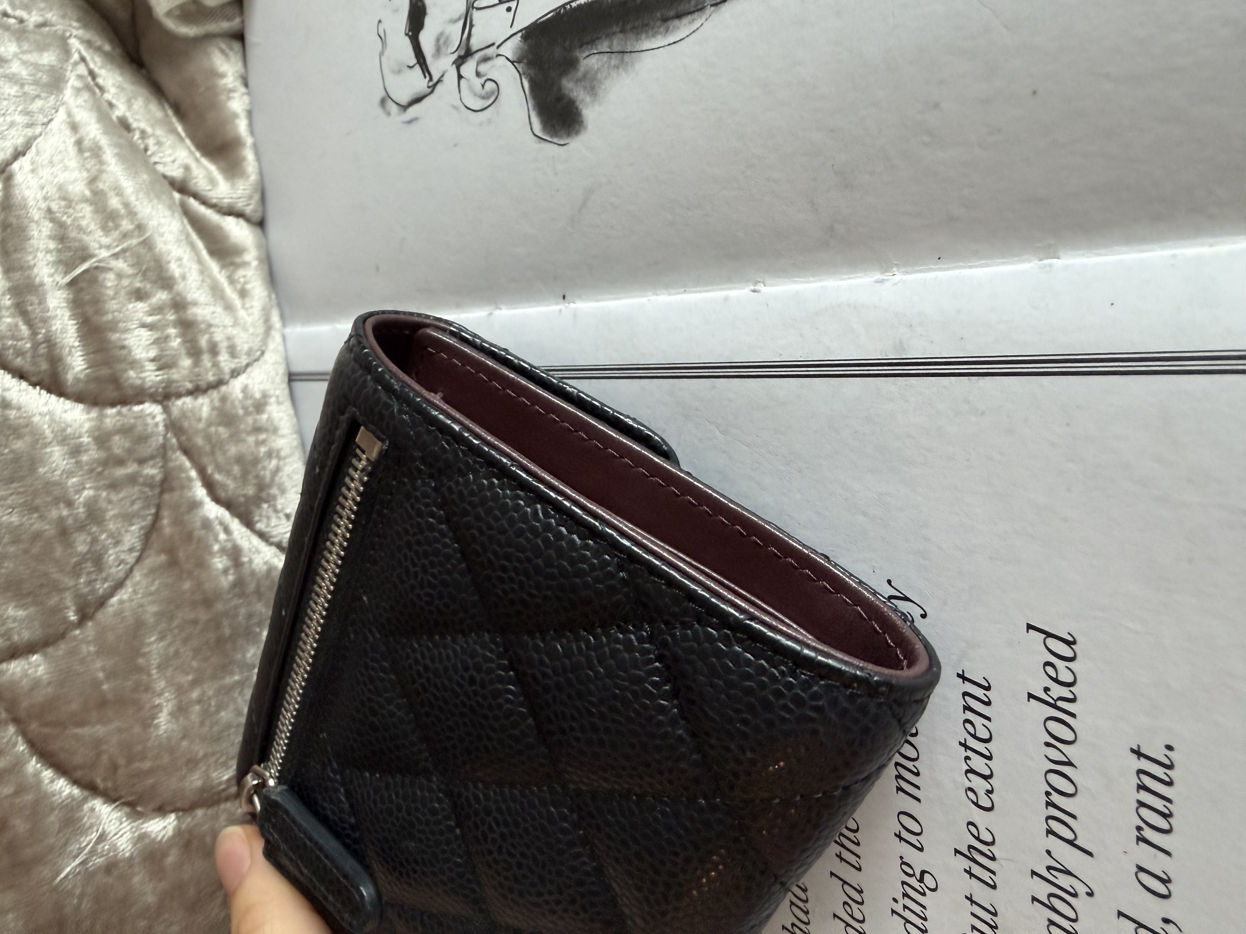 接近閑置 Chanel cc logo black caviar short wallet phw