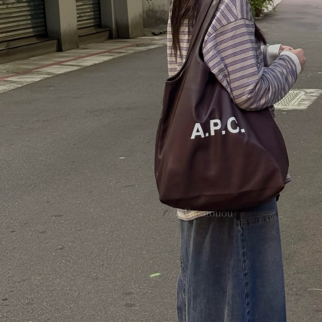 現貨 ❤️超實用APC TOTE (large size ) Size 45 x 35.5 x 14 CM 上身超級有鬆弛感😍  
