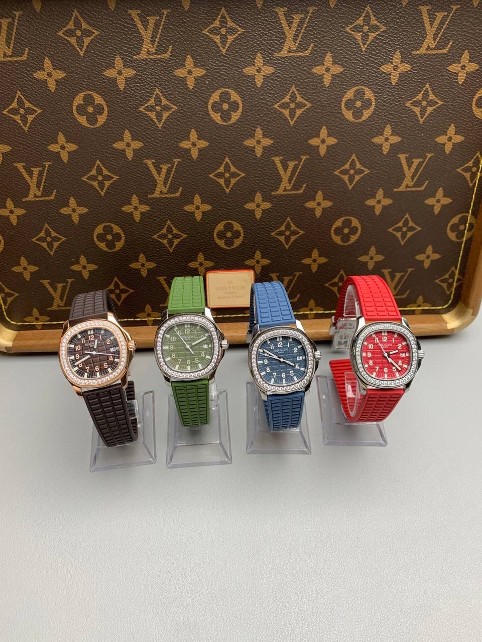 百达翡丽 5067A 手雷 石英女表 ——PPF继续购入原装PP--5067A腕表，独立拆解开模。完美还原PATEK PHILIPPE--5067A全系列石英腕表，带来全网最佳的复刻产品和极致体验。 【表带 扣】 1.采用与原装一致的天然复合橡胶（Tropical）材质，经久耐磨，可抵抗海水侵蚀和紫外线辐射。 2.完美克隆Aquanaut最新表扣，即使在非常细小的拐角处上也做有倒角润饰，确保还原正品般的舒适感。 【表壳】 1.腕表尺寸35.6X7.7mm 圆润的八角形表壳与原装一致，保持着复古的造型和精湛的打磨。 2.旋入式把头设计和实心底盖吻合与原版 3.表圈镶嵌46颗顶级施华洛世奇水晶（共计1克拉） 【机芯】 瑞士石英机芯改PPCal.E23-250芯。走时稳定，续航持久，性价比超高。