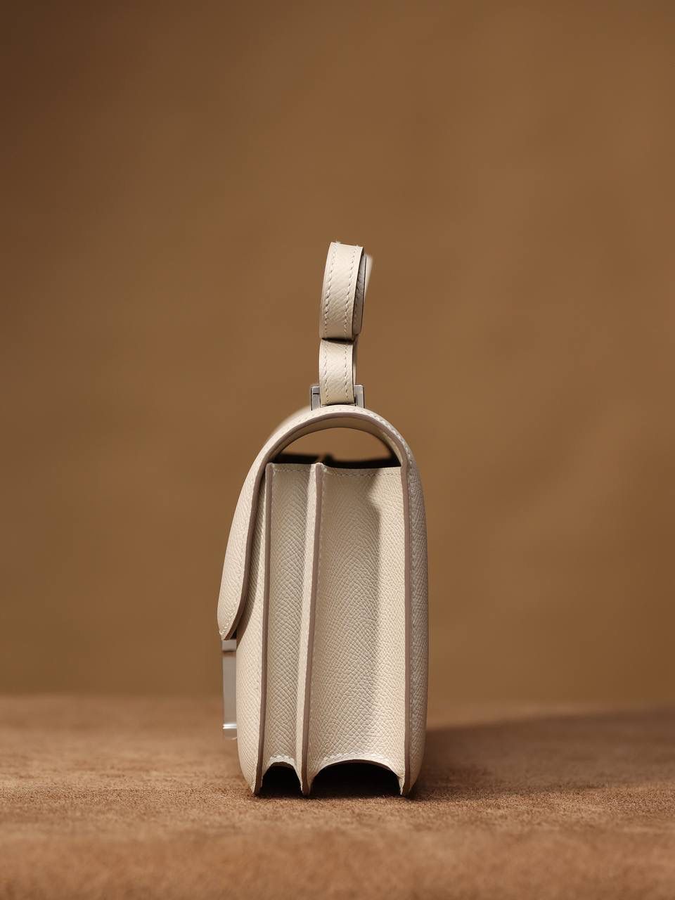 Hermes 爱马仕 #Constance 19奶昔白银扣👜✨ Epsom牛皮 单肩斜挎包 尺寸：19*15*4 cm 这款采用的是Epsom牛皮,纯原皮，和专柜用的是一个渠道的真皮 什么是Epsom牛皮？ 皮质：ep皮/手掌纹、一岁以上的公牛皮 软硬度：偏硬 纹理：皮面颗粒小的细腻皮纹，有点光泽感 特点：硬朗有细纹的牛皮皮质。细纹是进过后期处理的，比较硬质立体，长期贮存也不容易变形。自重轻，不易刮伤，非常耐磨实用。 所以每个H的款式用的皮都不一样，都是非常有讲究的✅