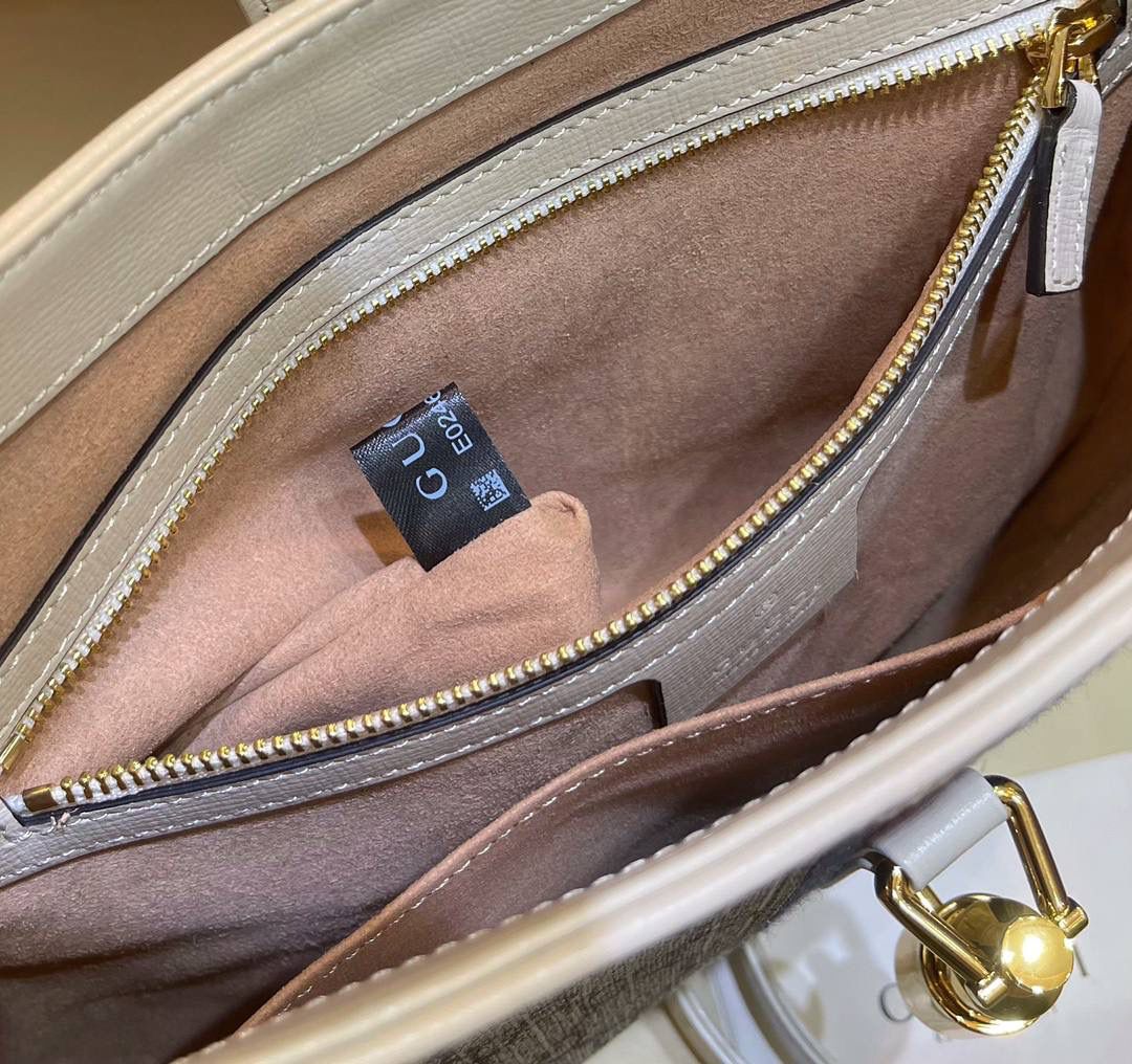 。✈️✈️✈️ 𝗝𝗮𝗰𝗸𝗶𝗲 1961原厂皮🔥# ▫️型号：636706 ▫️尺寸：28*19*4.5𝗰𝗺 Jackie本季新款具有极高辨识度的手袋重回时尚前沿，采用经典GG Supreme原版材料制作，配有一根额外的可拆卸肩带。第二根肩带可通过搭扣固定在手袋上，为典藏设计注入现代时尚格调，打造手提、肩背或斜挎等多样化的携带选择。 拥有多种穿搭方式和风格的单品是所有成为品牌个性精神一部分的顾客的欣然之选。