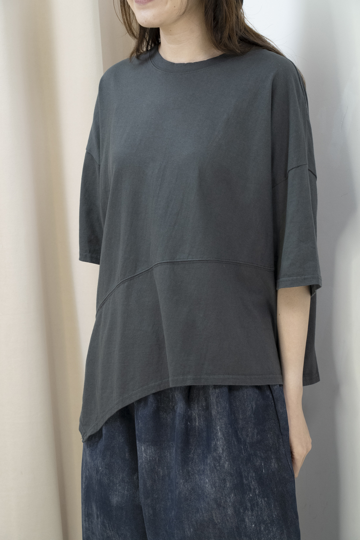 斜腳造型棉質休閒Top（炭灰色）