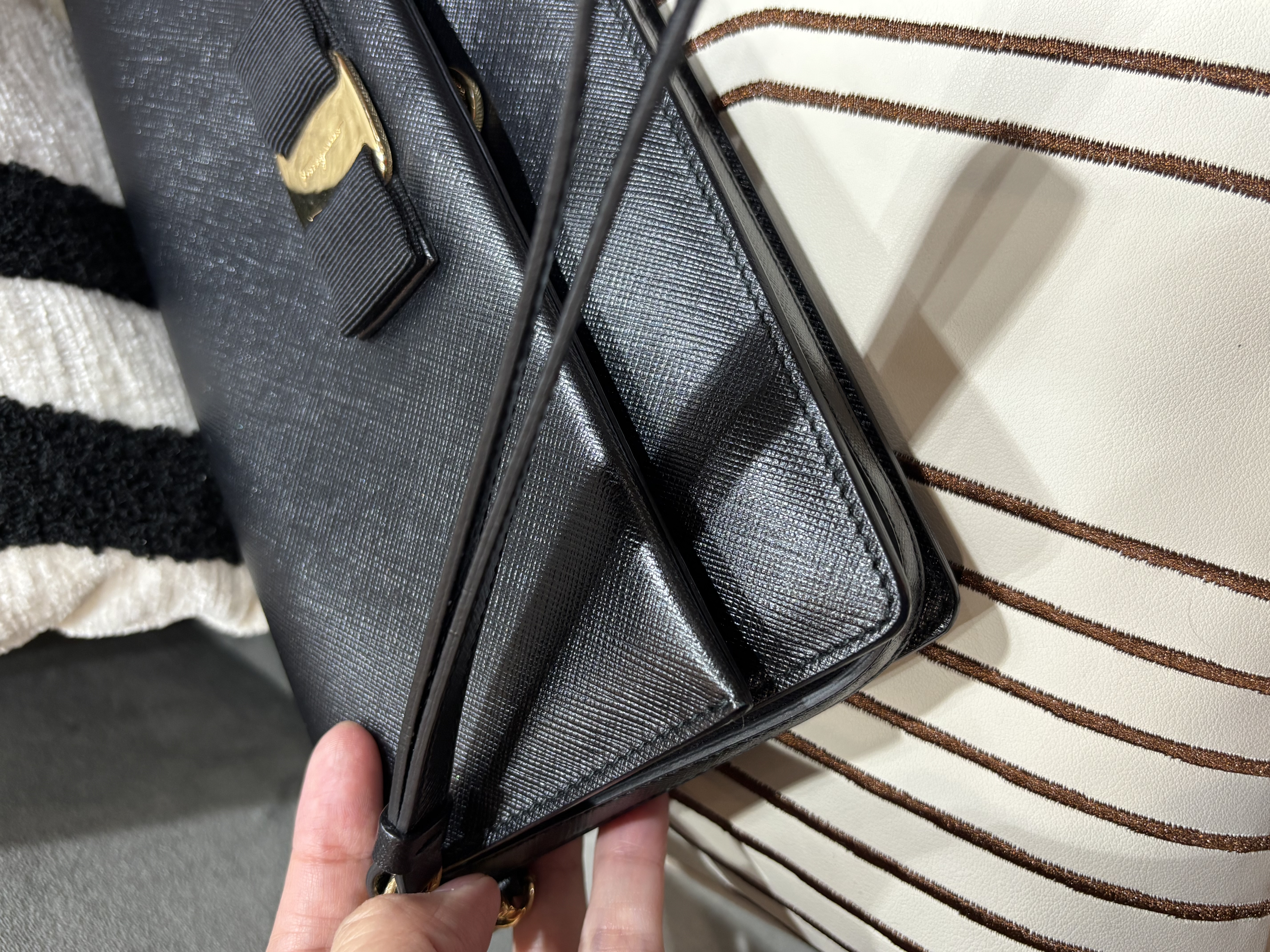 SALVATORE FERRAGAMO Miss Vara Clutch 黑色十字壓紋皮革Black Saffiano Leather 100%Authentic, 98%New ✅Dust bag