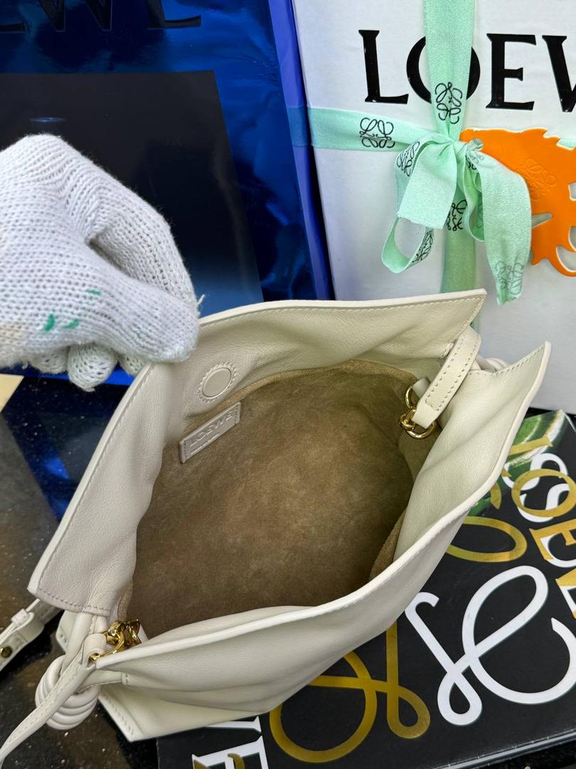 全新升级—𝙁𝙡𝙖𝙢𝙚𝙣𝙘𝙤出货啦✅ ❤️升级版福袋正面新增品牌烫金𝙇𝙤𝙜𝙤代替压印𝙇𝙤𝙜𝙤，肩带加宽同时增加两侧狗扣五金代替原本皮穿扣肩带，精致又便捷🥰 ❤️独家定制皮料五金，小牛皮皮质手感十分柔软且耐用，肩带🉑拆卸🉑调节，多种背法任你选择，容量超大，日常出行必备😍 ❤️独家品控，完全对版细节，全套礼盒🎁包装给你满满的仪式感🥰 迷你尺寸：𝟮𝟯.𝟵-𝟭𝟴-𝟵𝗰𝗺 款号：052030安哥拉白