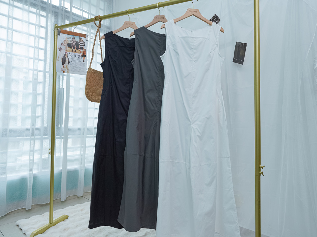 Square Neck Sleeveless Dress with Structured Seams ‖ 方领无袖立体剪裁连身裙 KR02401701