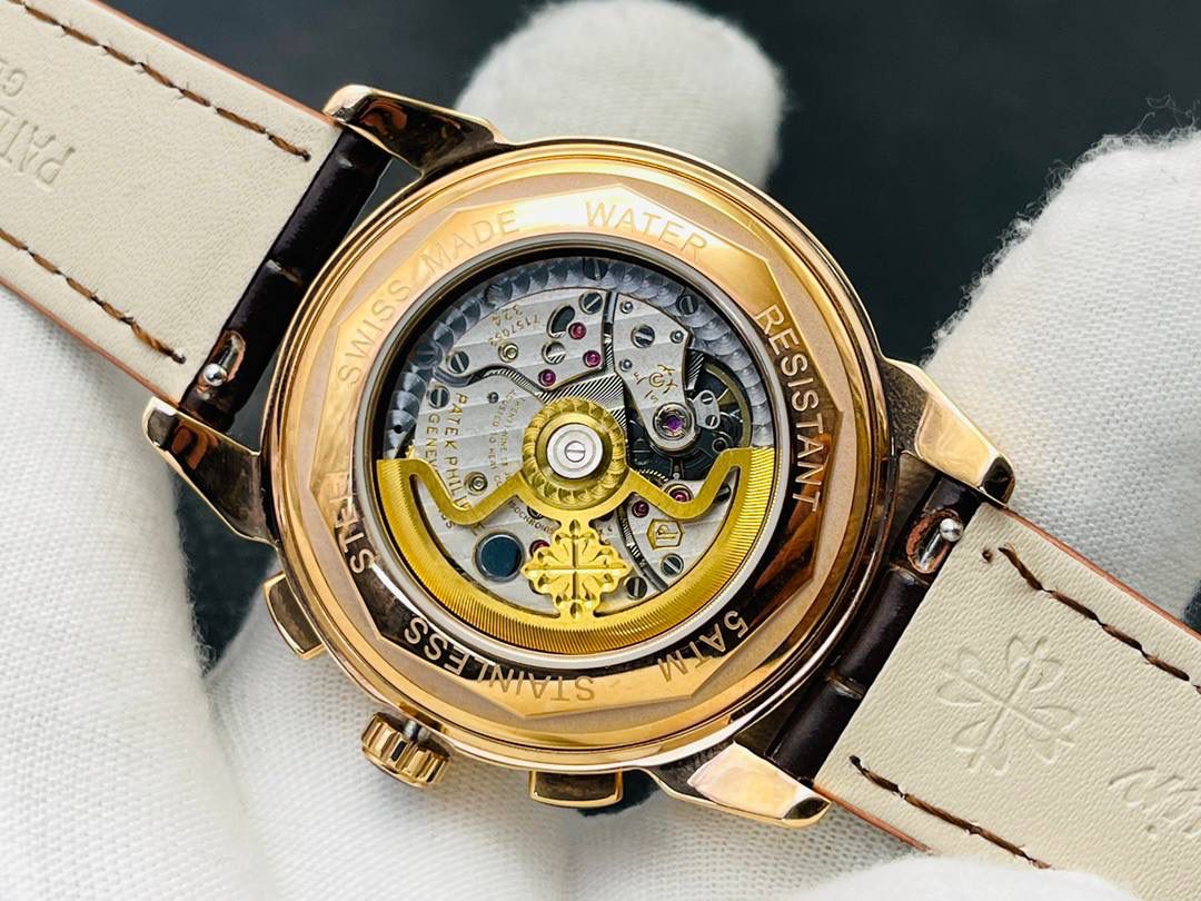 百达翡丽古典超级复杂多功能 万年历功能腕表 团队历时两年多精心设计，不计成本，敢为人先，力求完美，克服重重难关，突破多层技术瓶颈： 1⃣️机芯型号为定制版机芯，质量稳定！ 2⃣️表带为经典意大利小牛皮表带，纹路清晰，质感好。搭配圈市面最顶级的百达灯笼表扣，通用原装无压力。 3⃣️优雅的Calatrava雕花表壳极具个性，42毫米的表径适配大众男性手寸，与专柜一致，非常商务可亦休闲。