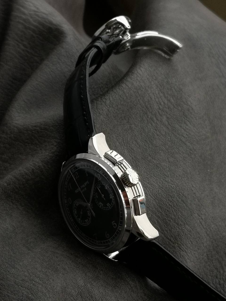 百达翡丽复杂功能时计5170G多功能腕表，堪称腕表精品当中的精品！😍✨🔥 腕表直径为42毫米，作为一款男士腕表，它的表盘大小适中。为我们奉上对称的美感，整个表盘的布局大方得体，包括了如此之多的功能的同时，又不会让人觉得繁杂。 机芯采用了7750机芯完美还原正品诸多功能，提供了强大的时间衡量功能。意大利牛皮表带，专属的灯笼扣，任何季节，任何场所，任何职业人均适合佩戴，让手腕佩戴得更舒适，让气质绽放。此款腕表具有30米防水功能，满足大众日常生活，休闲度假必备腕表。 百达翡丽5170G可以说是腕表中的精品，功能方面的巧妙构思，外观上的合理布局，以及优越的机芯性能，无一不体现出百达翡丽的独特设计，一件经典的艺术品，一件完美的收藏品。