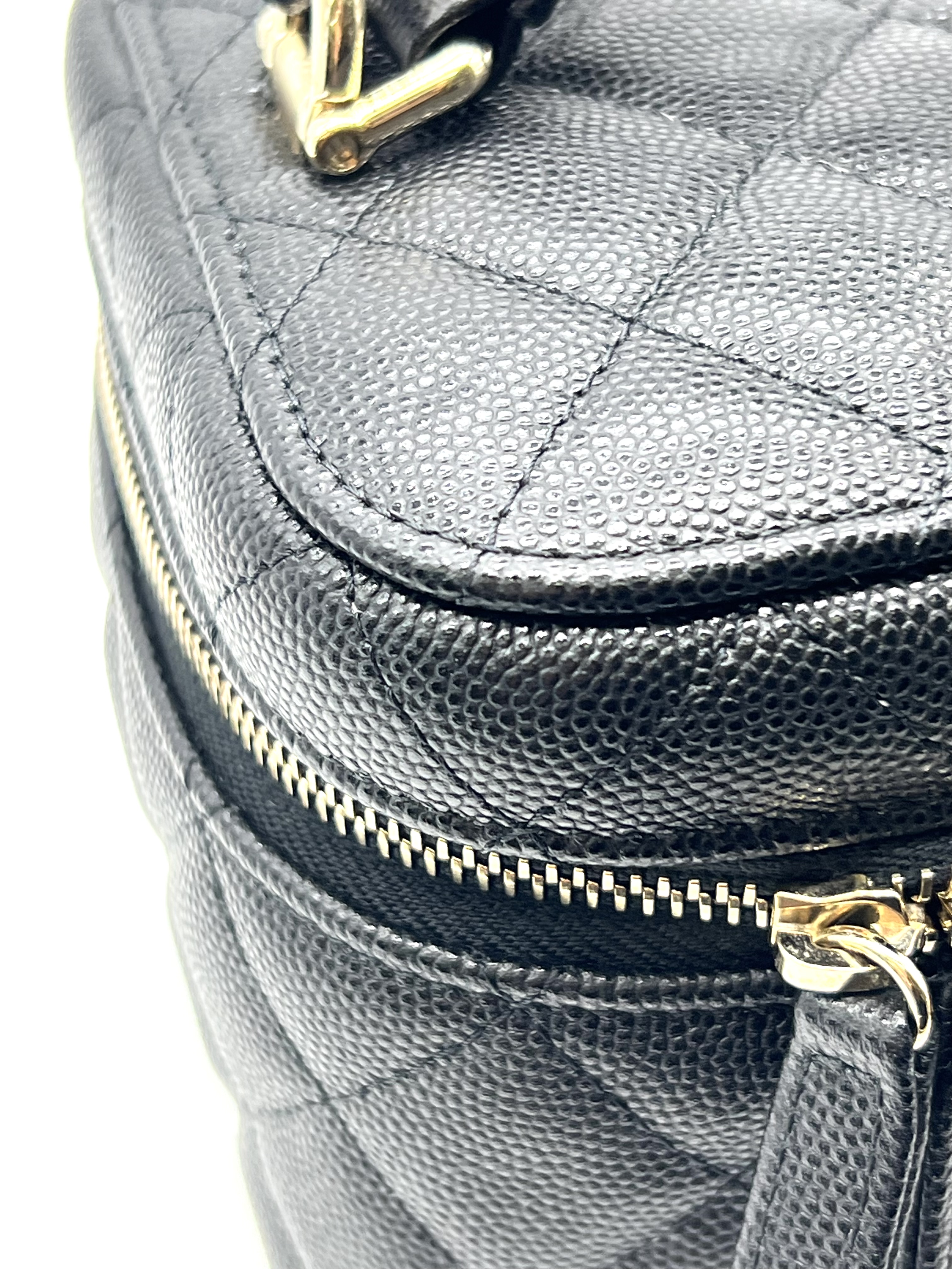 Pre-Owned CHANEL Caviar Quilted Mini Vanity Case with Chain / Product Code: 26051108