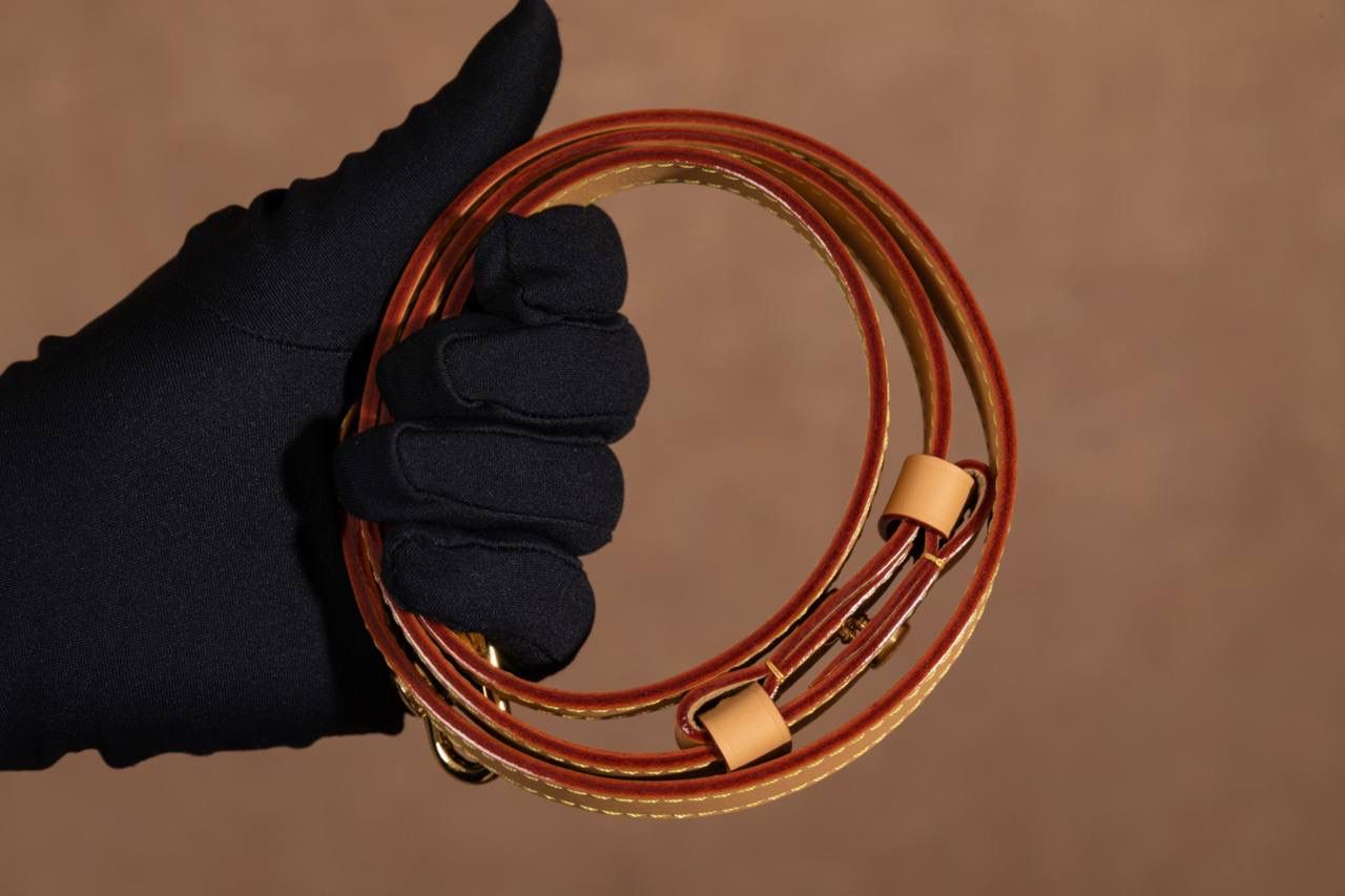 LV豌豆包🎀 这款 LOOP 手袋 灵感来自 LV 档案里的 Croissant 手袋， 在 2022 早春系列 推出～ 半月形＋法棍包造型， 背上身真的很有型，很时尚 😍 包型小巧但很贴身，走路都会跟着身体动，很好看～ 前面还有 拉链口袋 + LV Circle 拉链头， 细节控一定会爱 ❤️